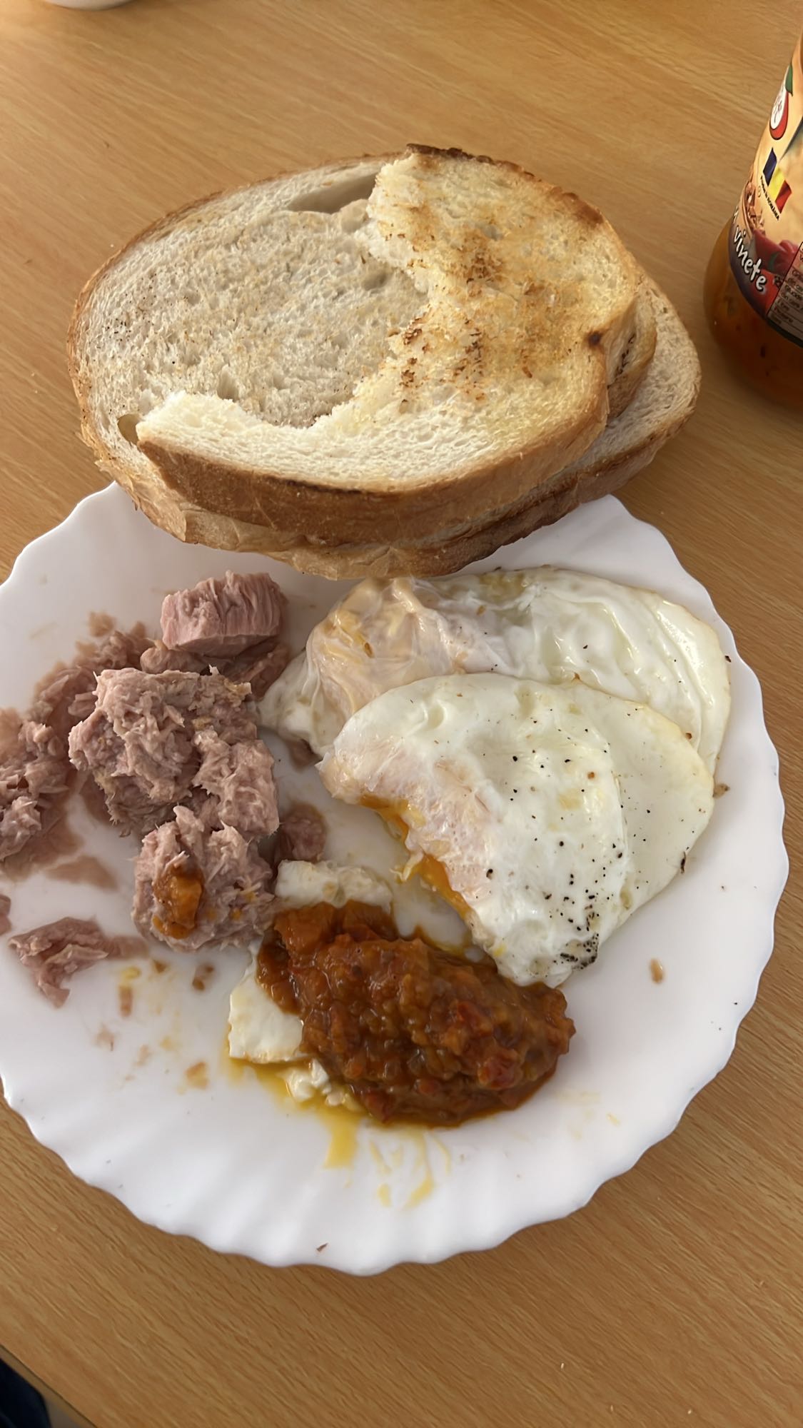 Mic dejun cu ou, ton și pâine