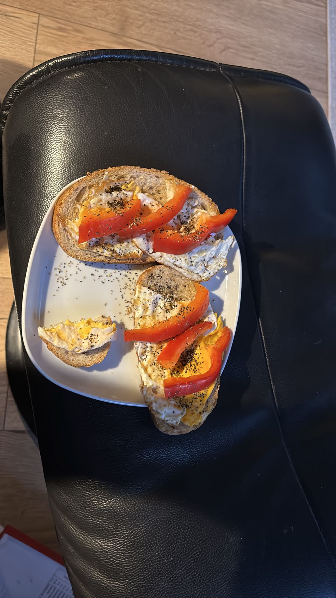 Egg og paprika på brød