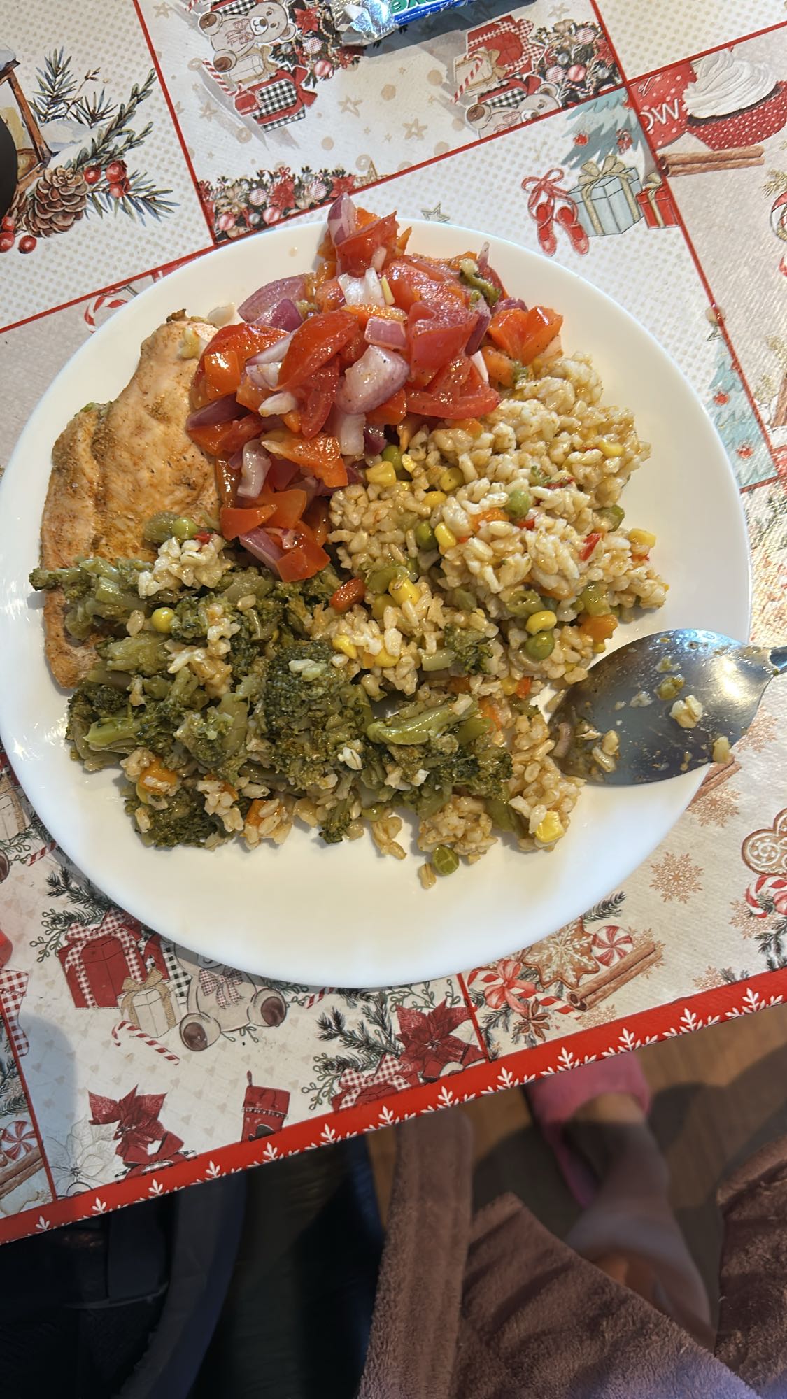 Piept de pui cu orez brun, legume și salată