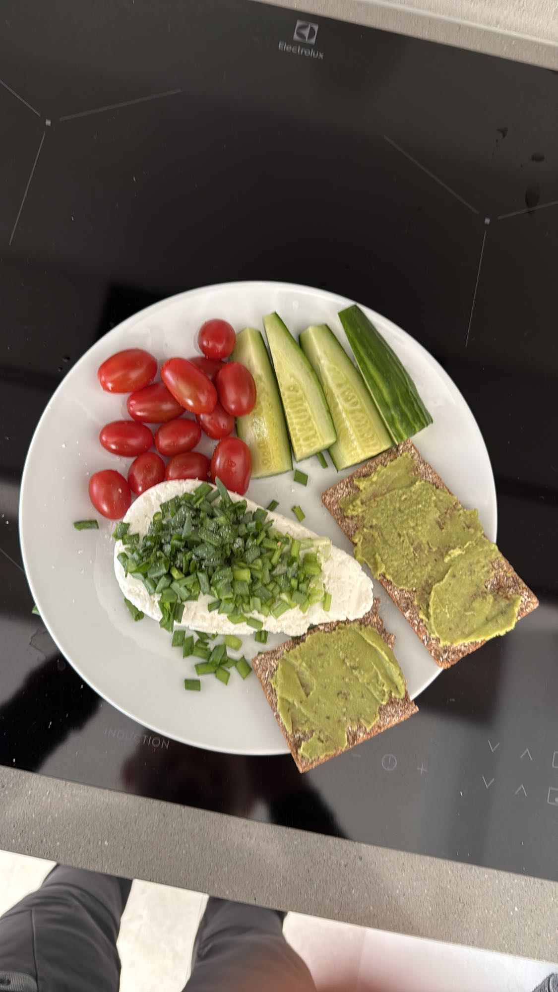 Talerz warzyw z pieczywem