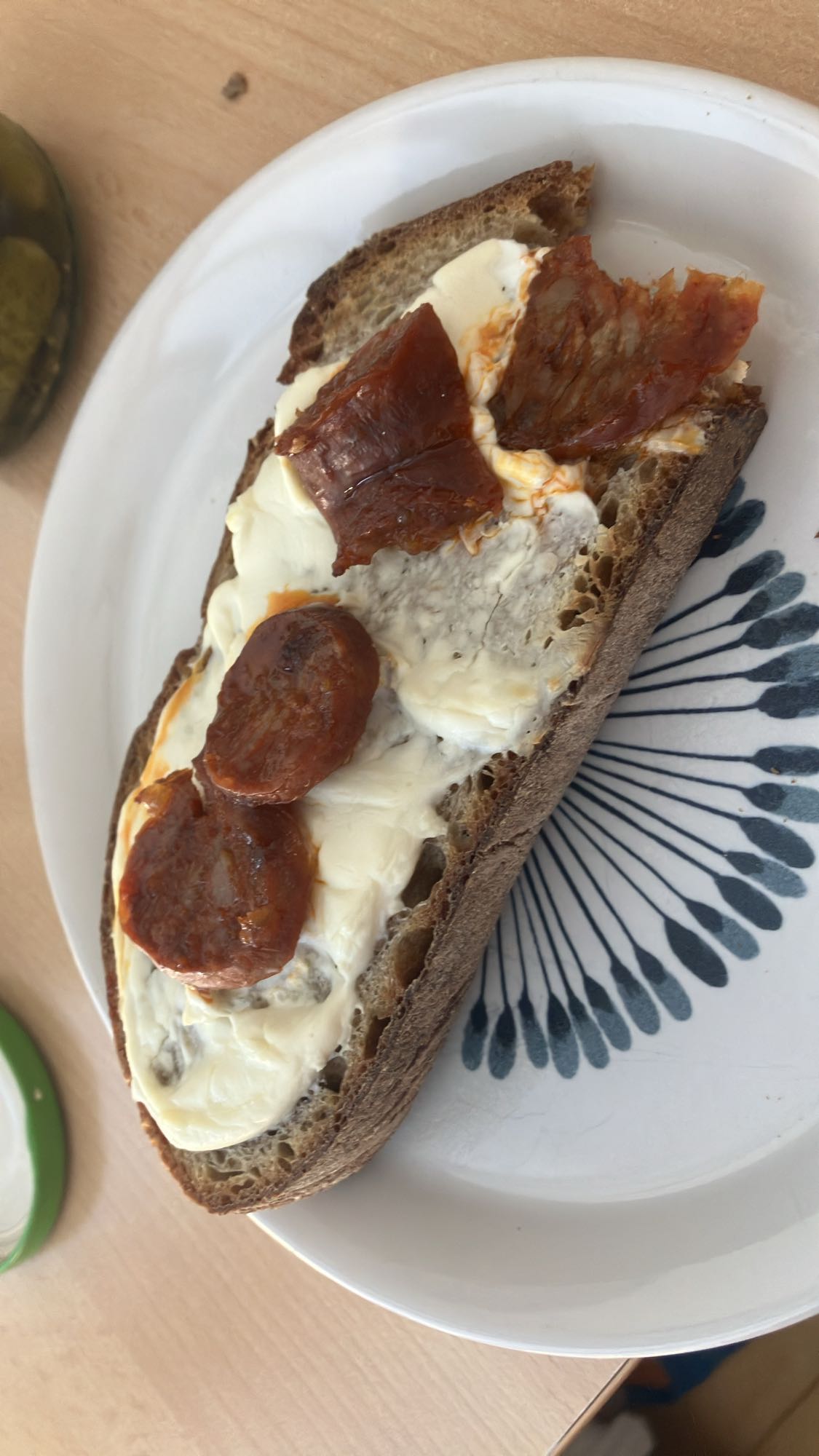 Torrada com chouriço e queijo