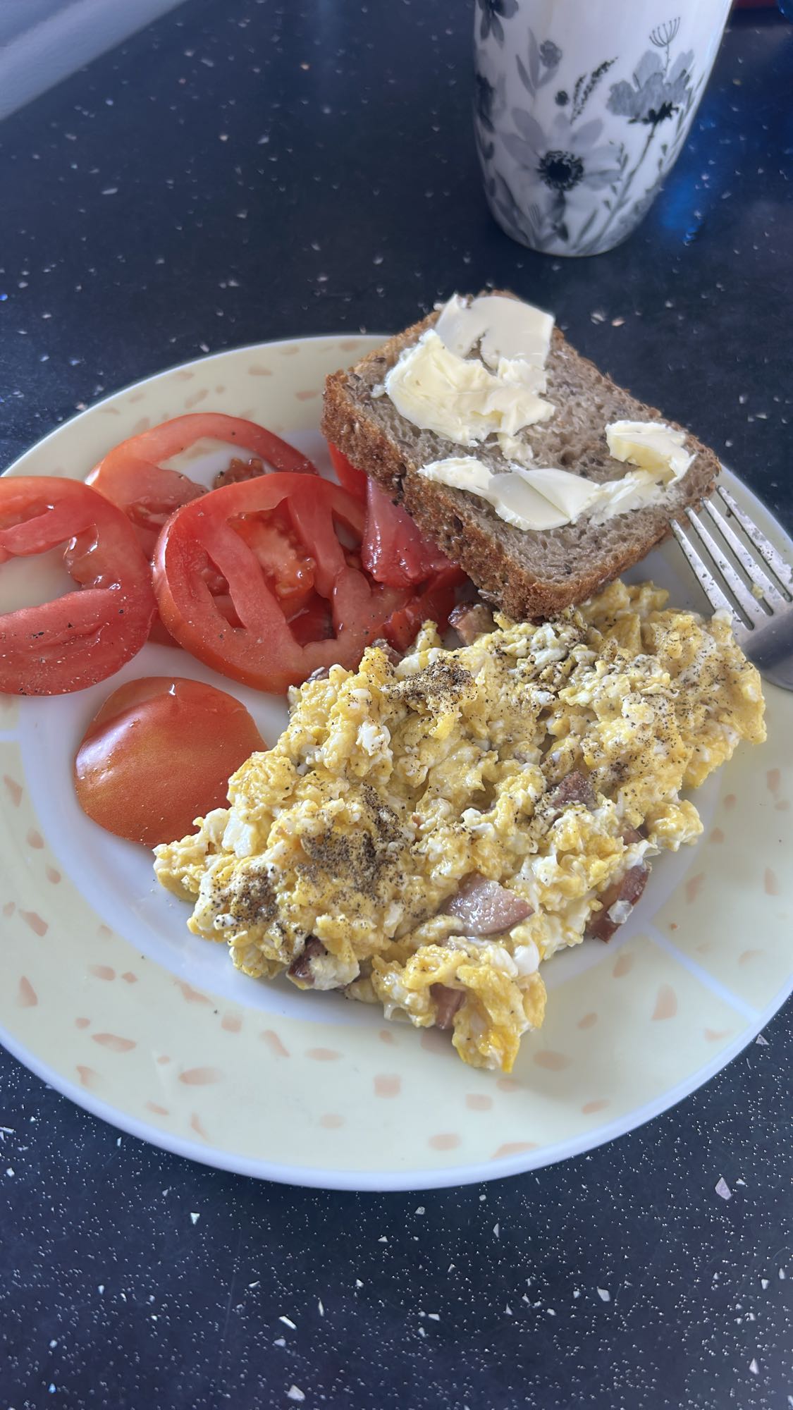 Jajecznica z chlebem i pomidorem