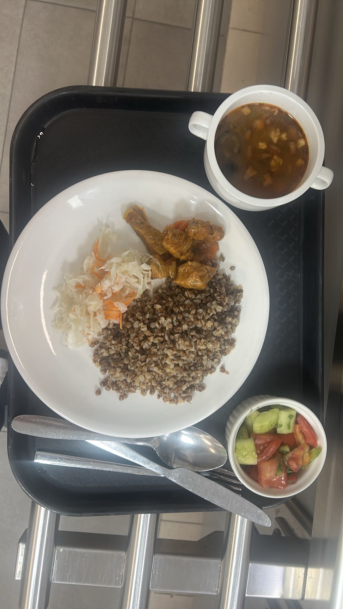 гречка с курицей и салатом