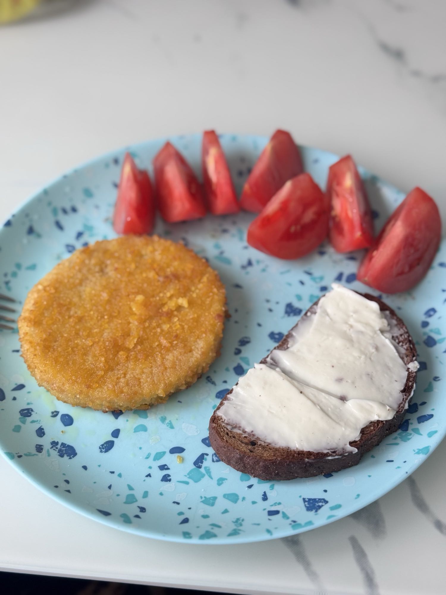 Котлета, хлеб с сыром, помидор