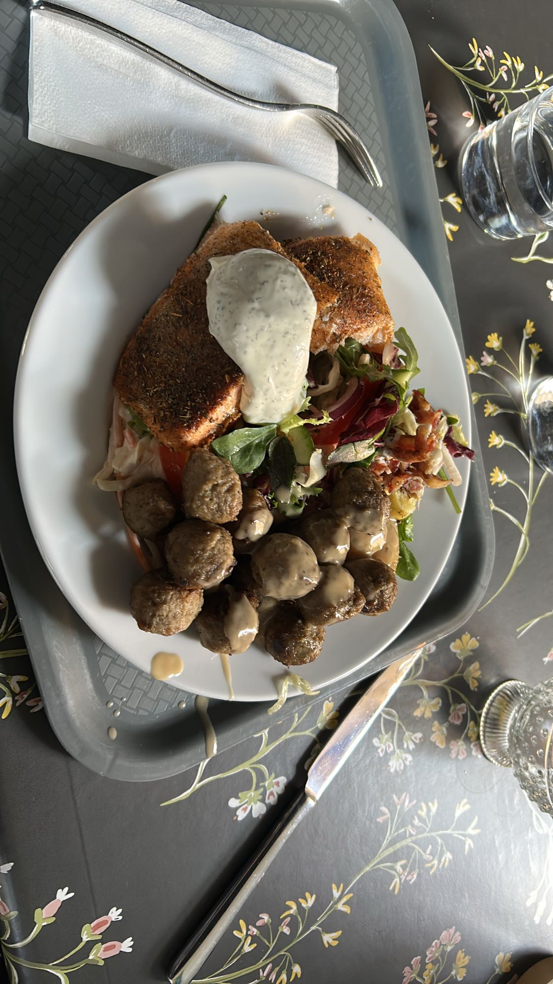 Lax, köttbullar & sallad
