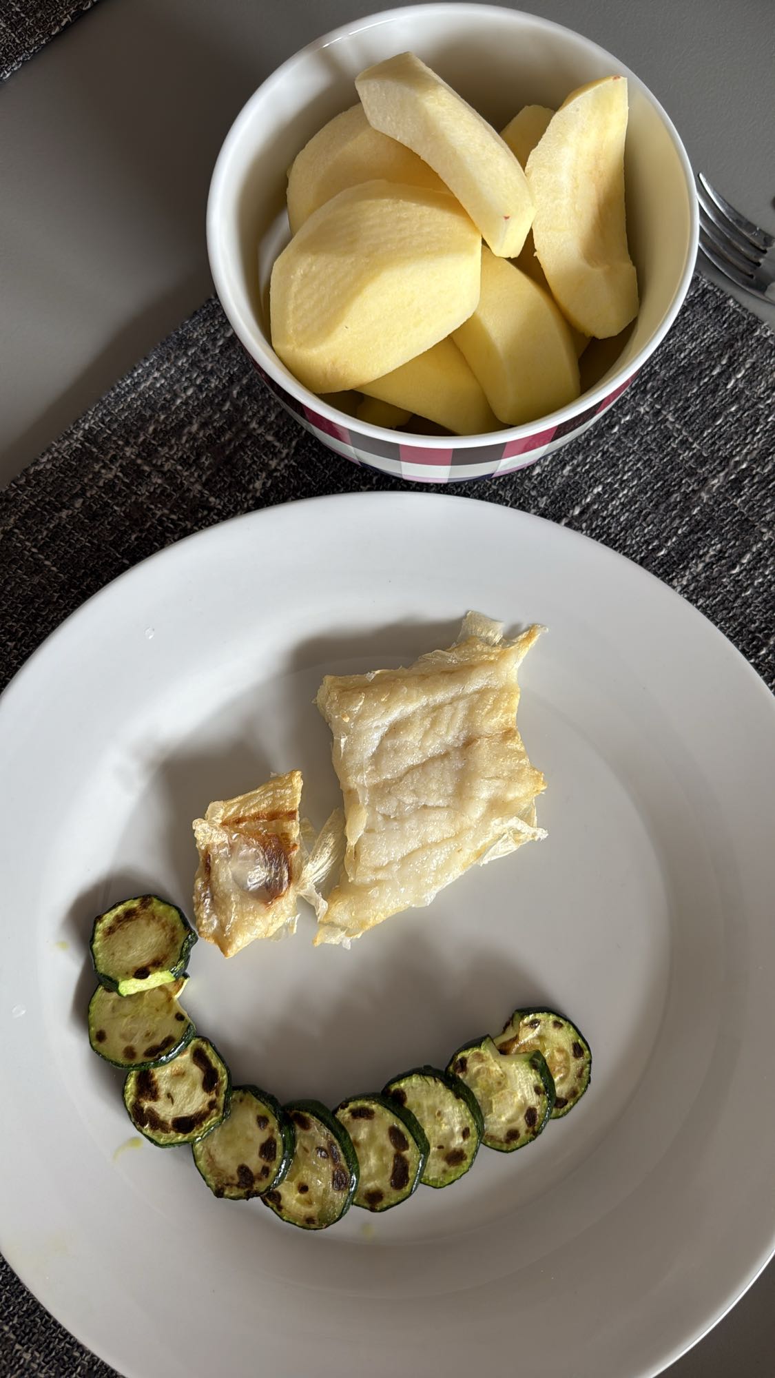 Pește cu dovlecei și mere