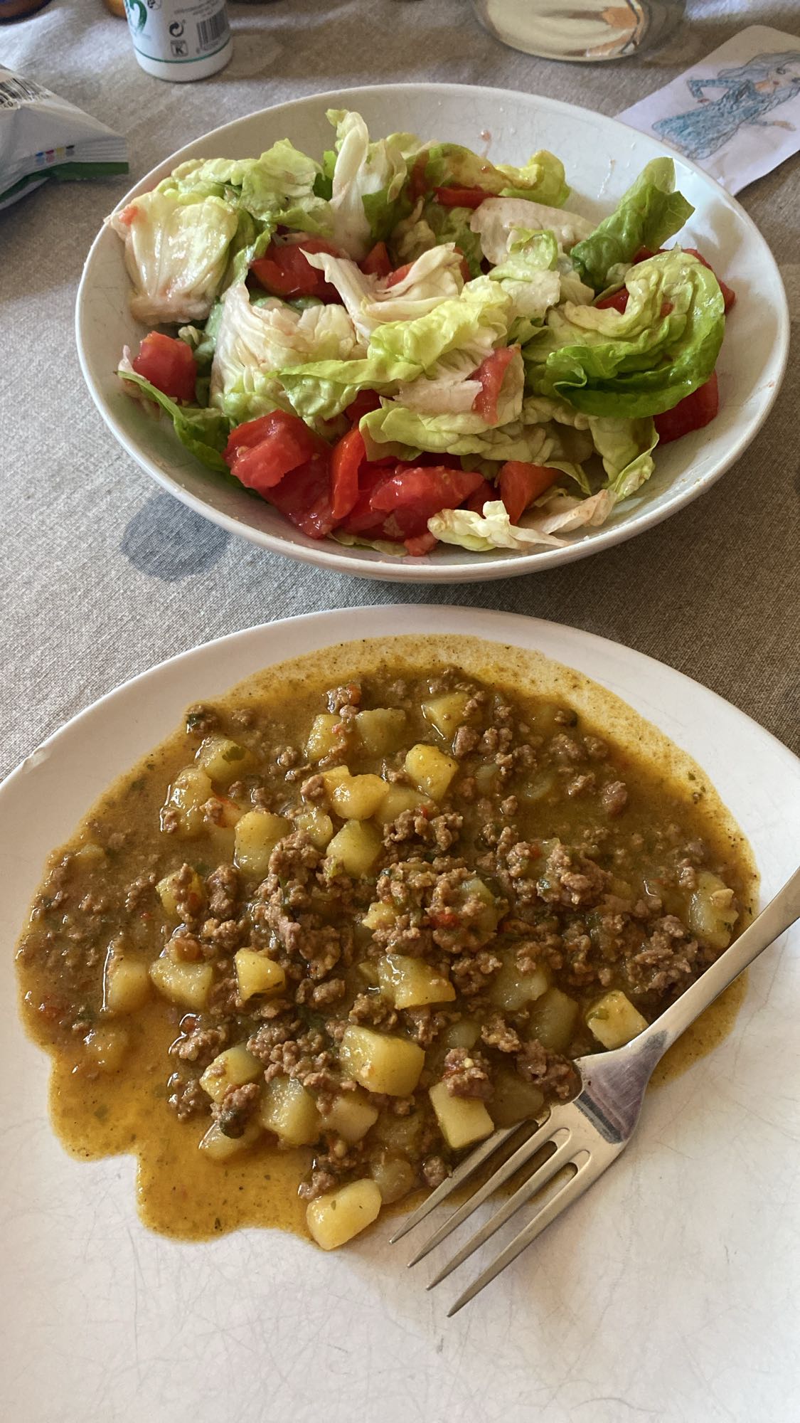 Carne con papas y ensalada
