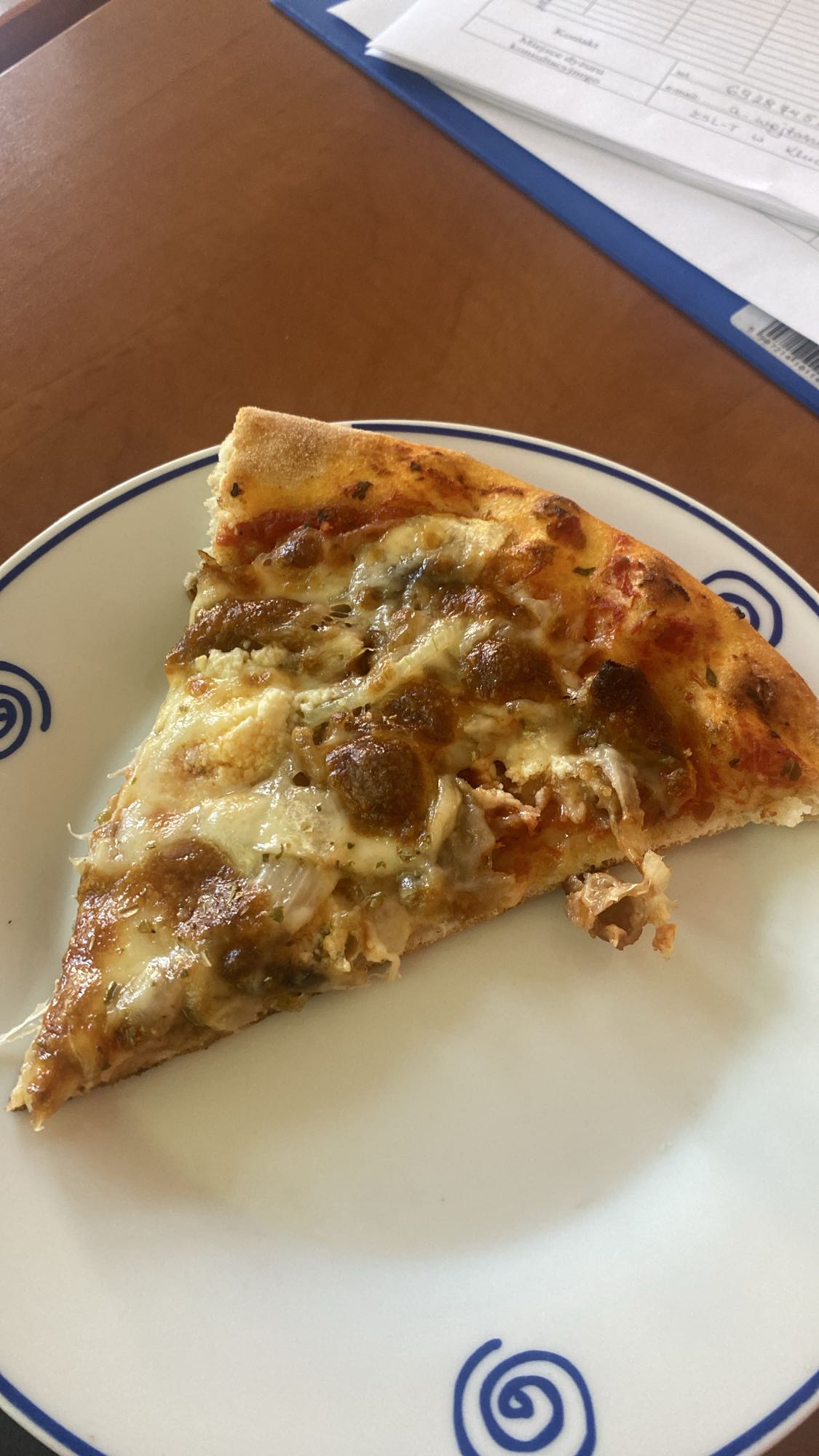 Kawałek pizzy z mięsem