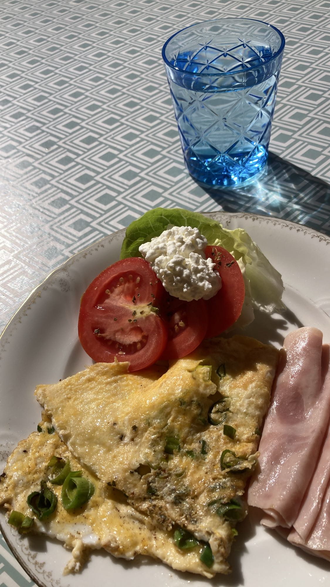 Omelett med skinka och grönsaker