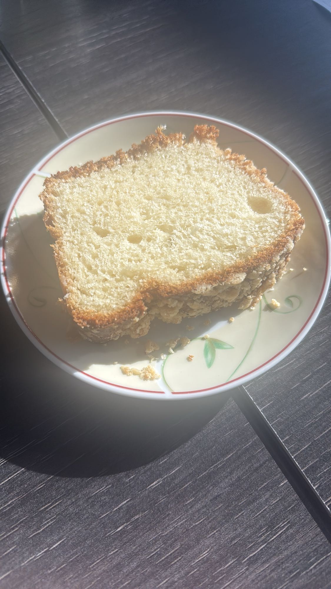 kawałek ciasta biszkoptowego