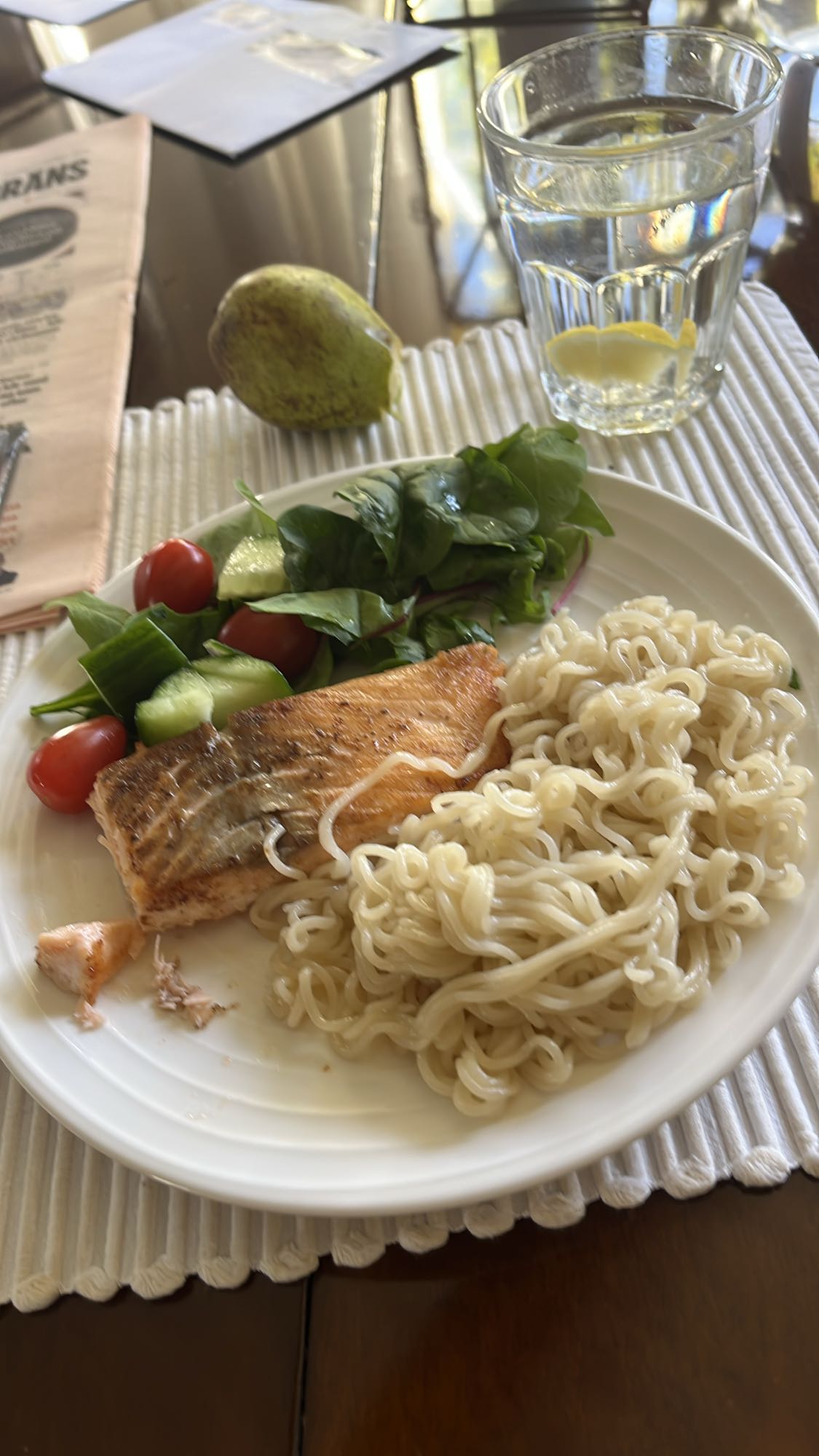 Lax med nudlar och sallad