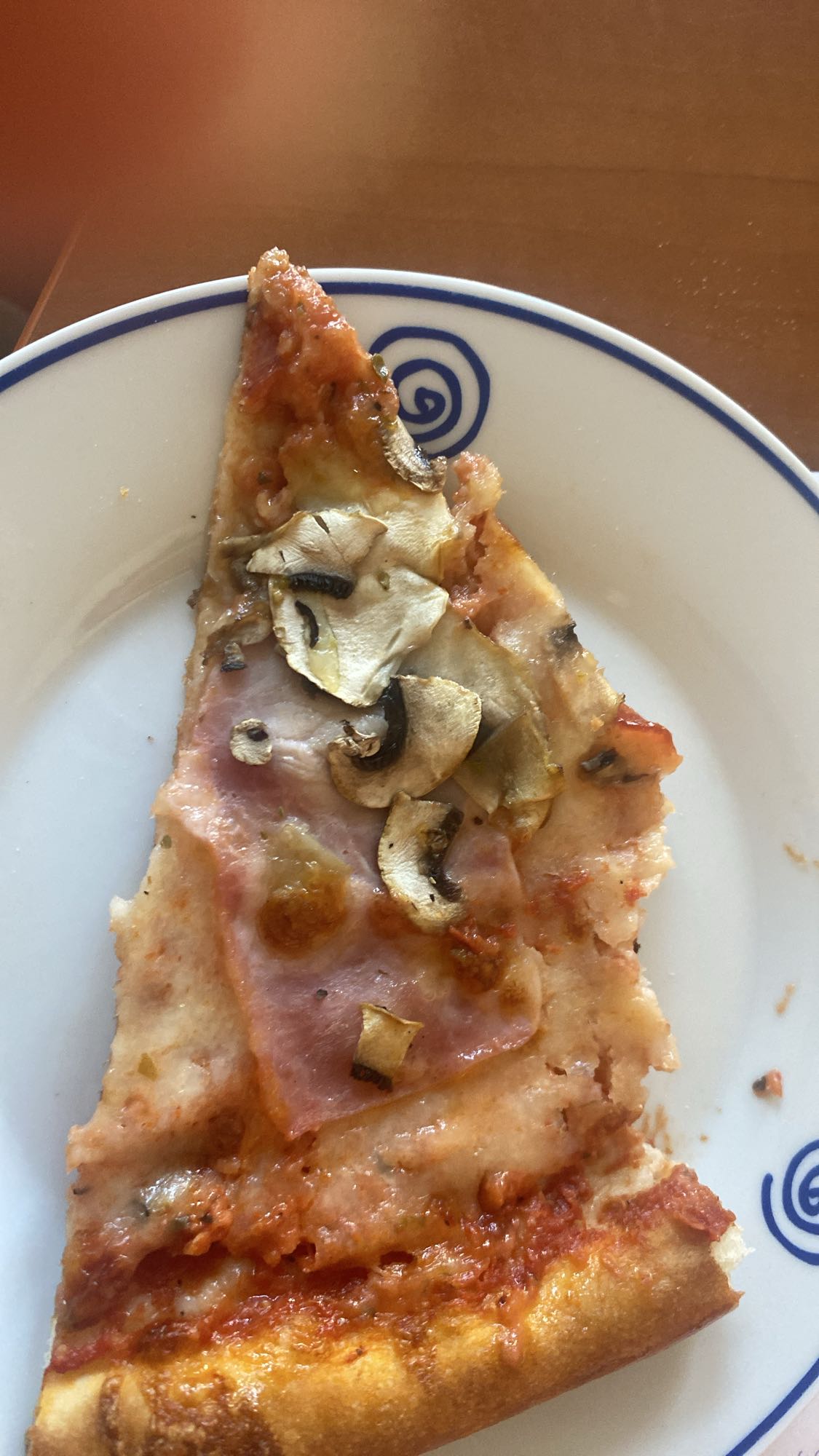 Pizza z szynką i pieczarkami