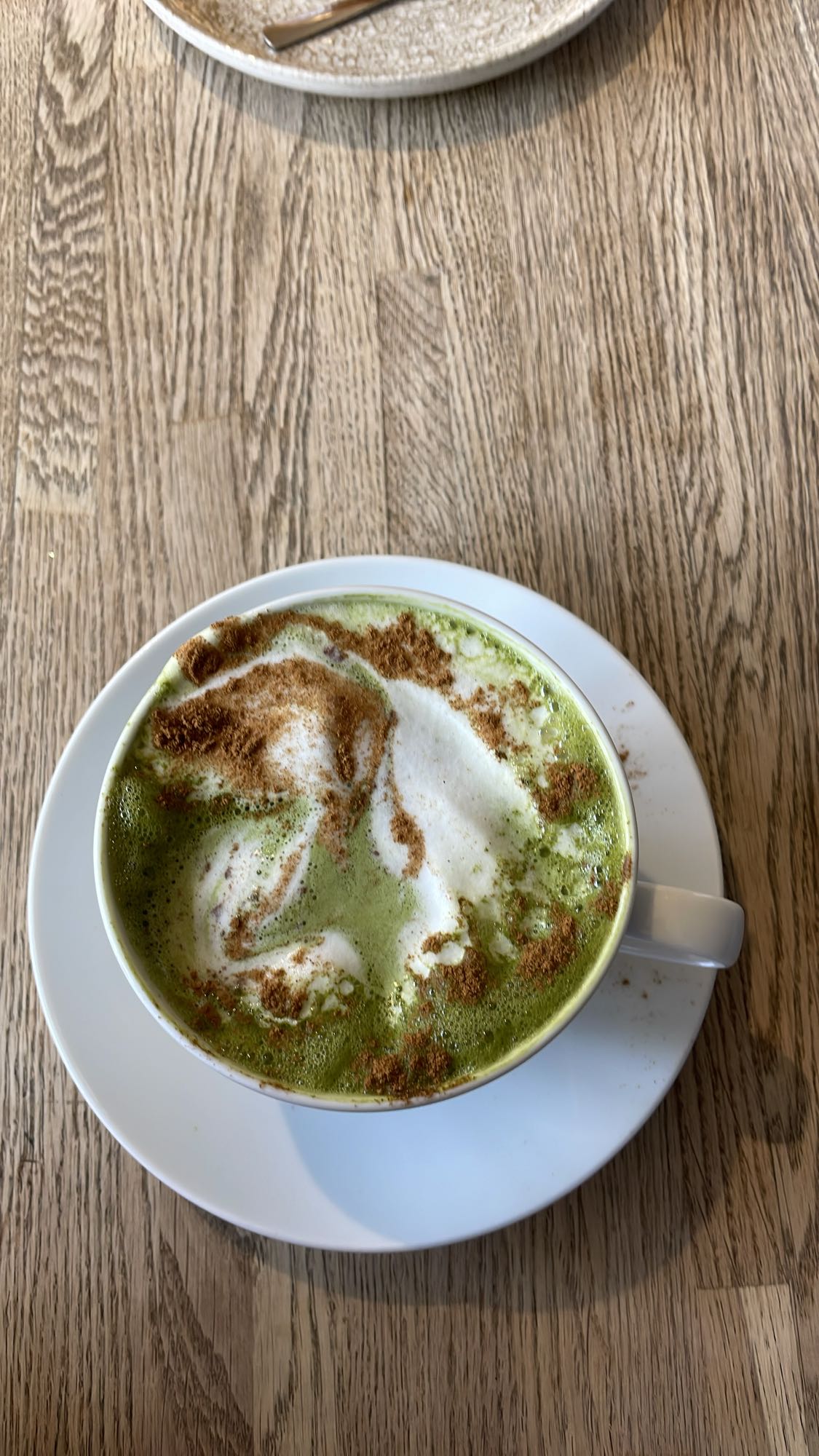 matcha latte z cynamonem