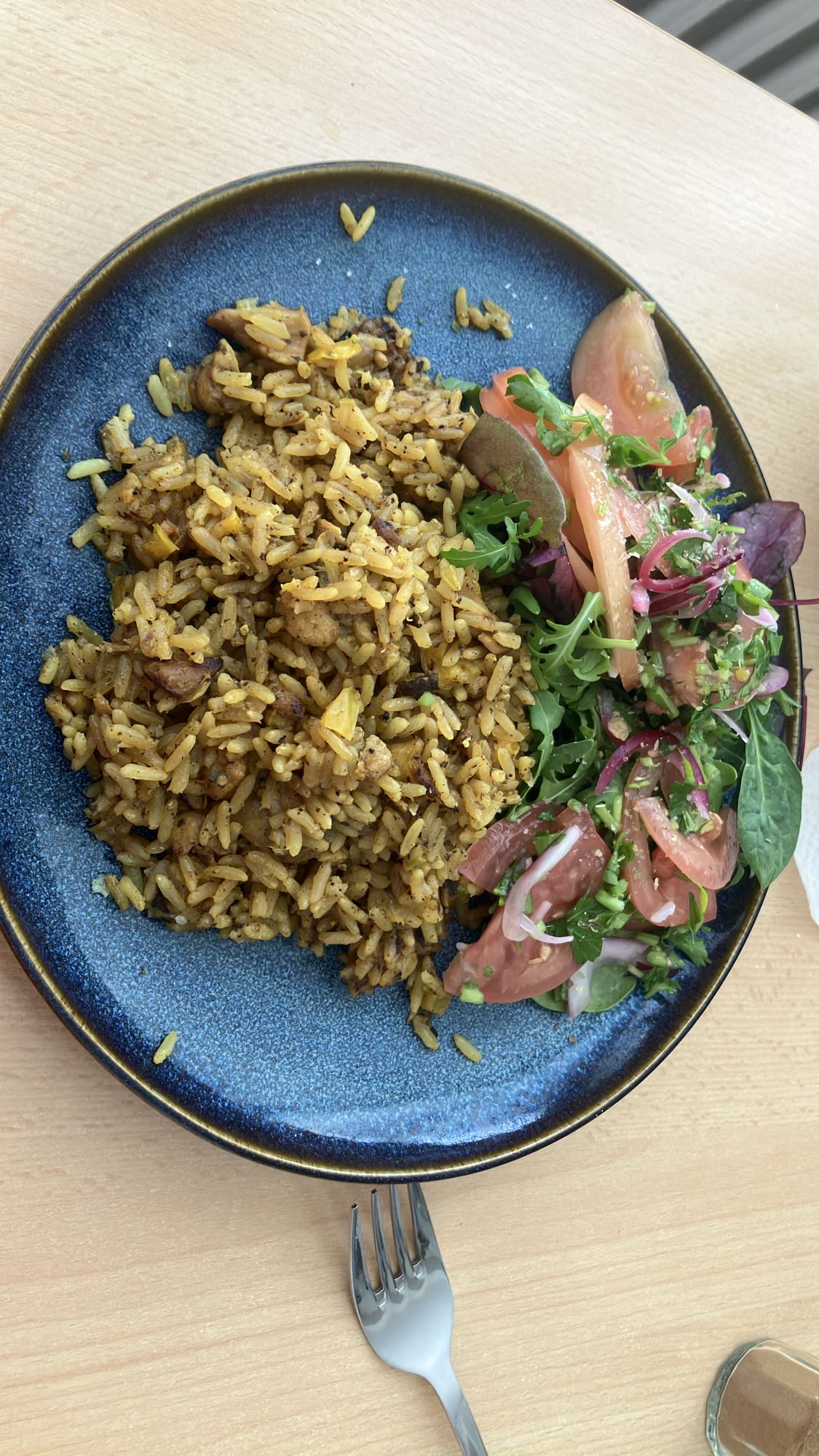 Arroz com frango e salada
