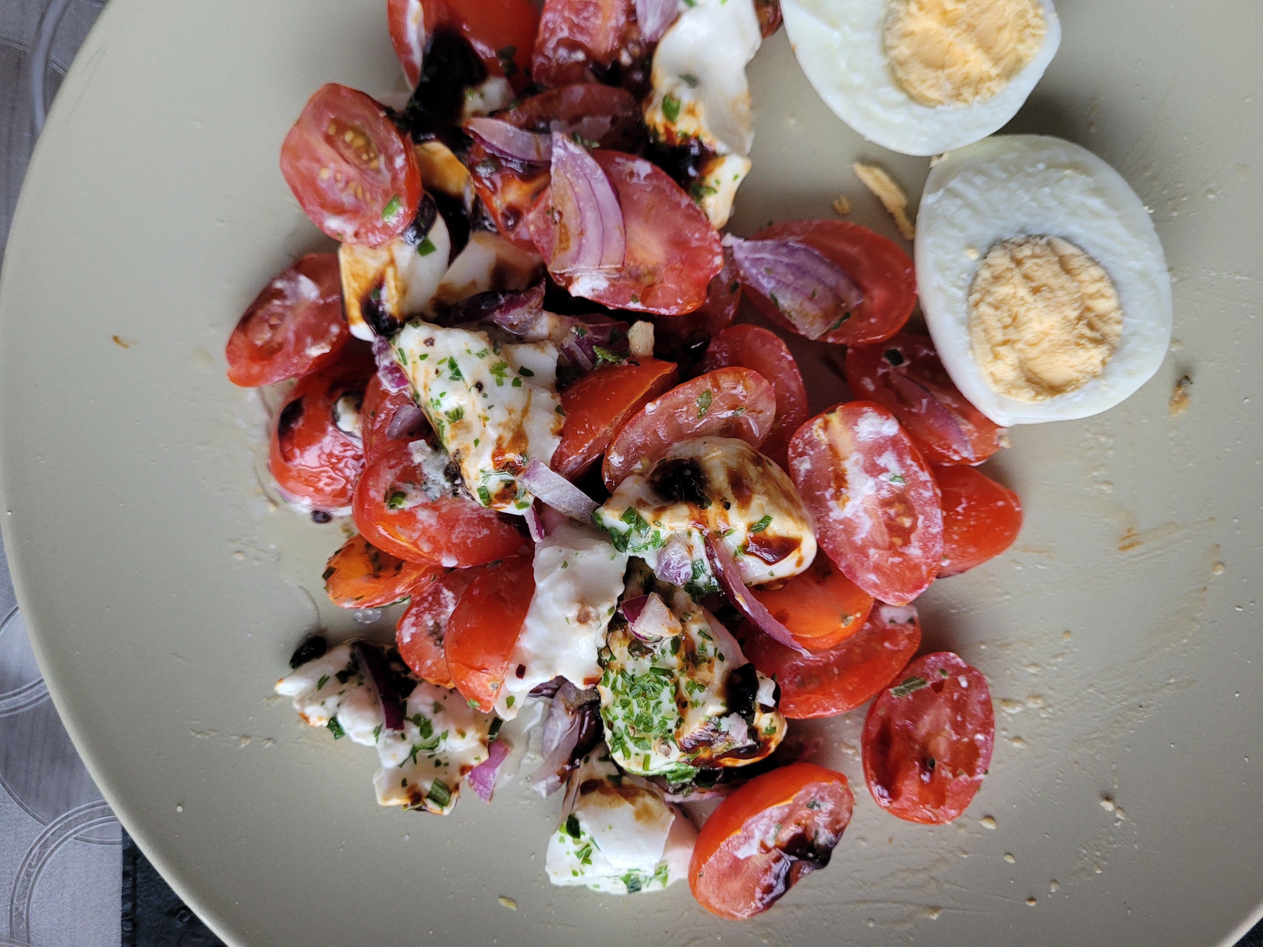 Salade tomate mozzarella œuf