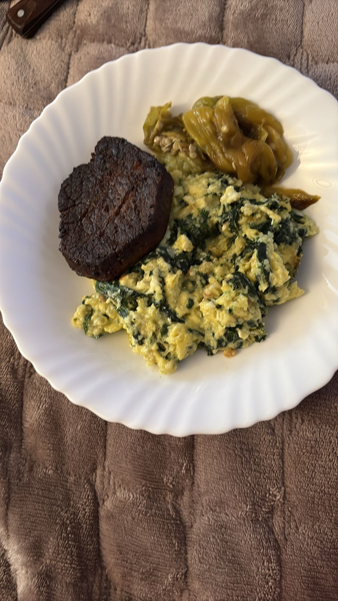 Biff med egg og spinat