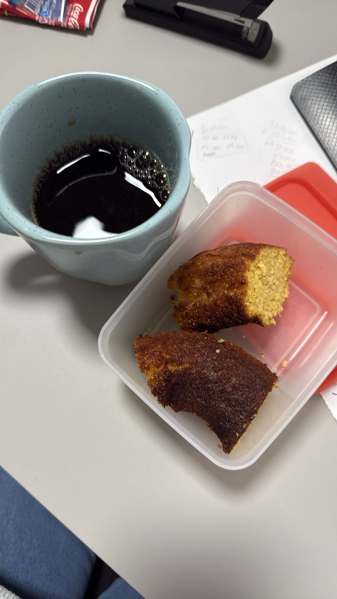 Café preto e bolo simples