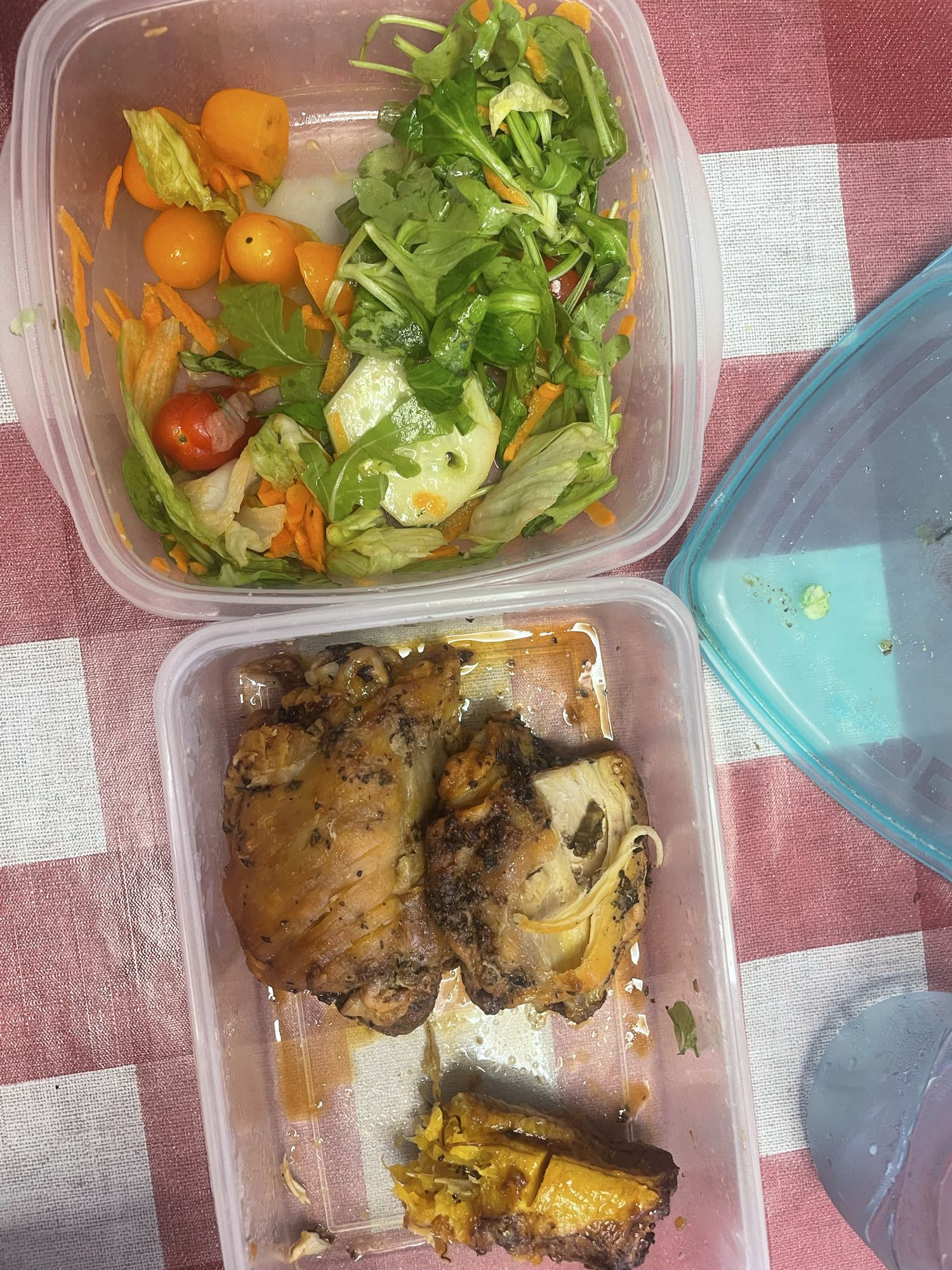 Pollo asado con ensalada