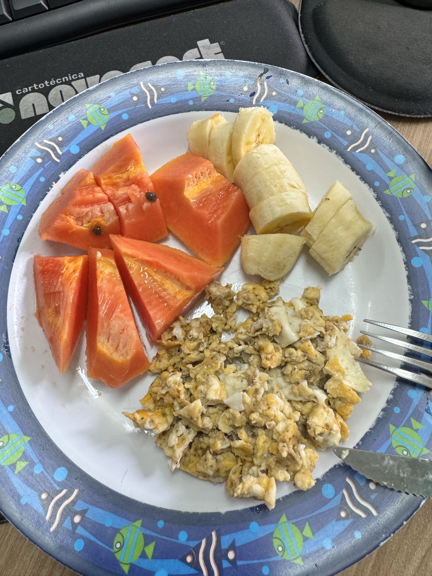 Frutas e ovos mexidos