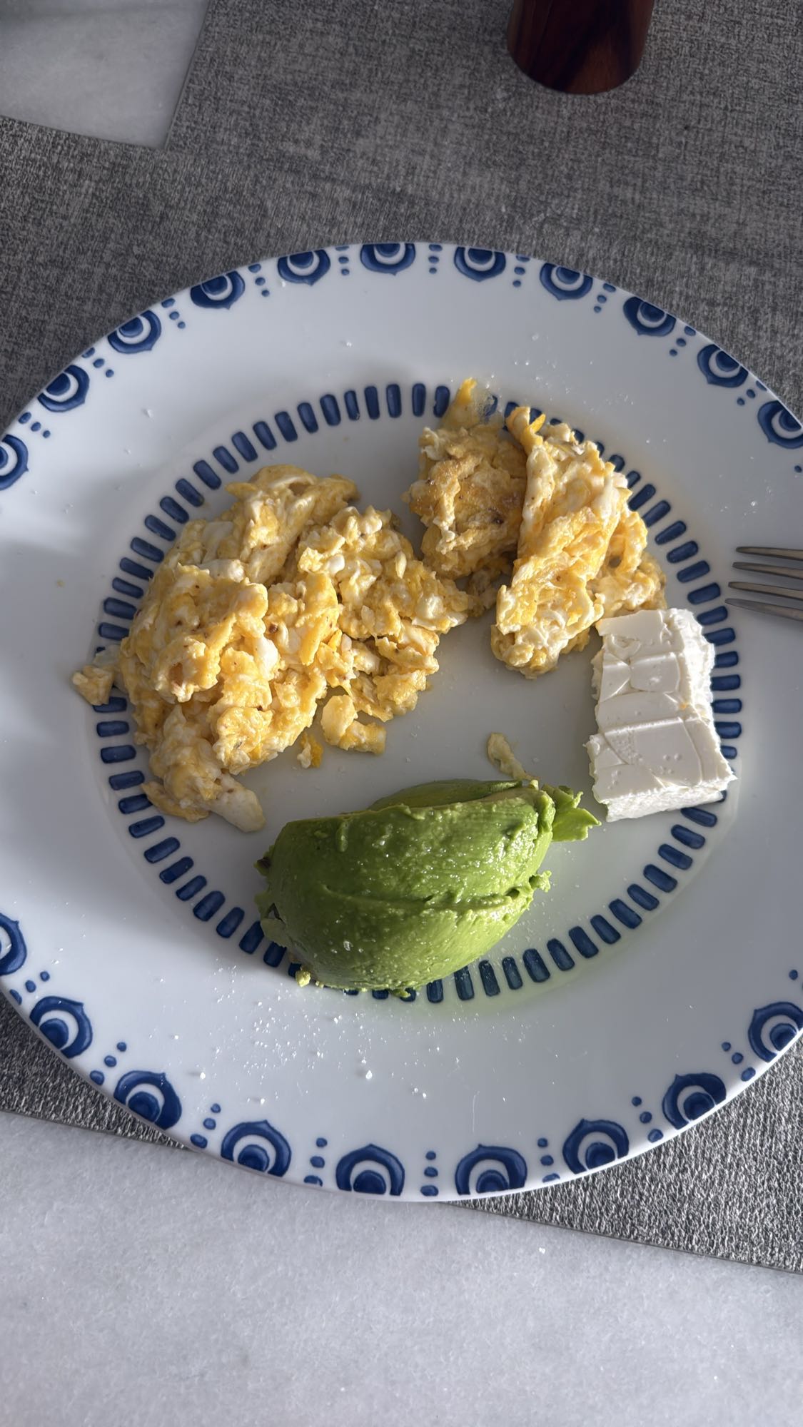 huevos revueltos con aguacate y queso