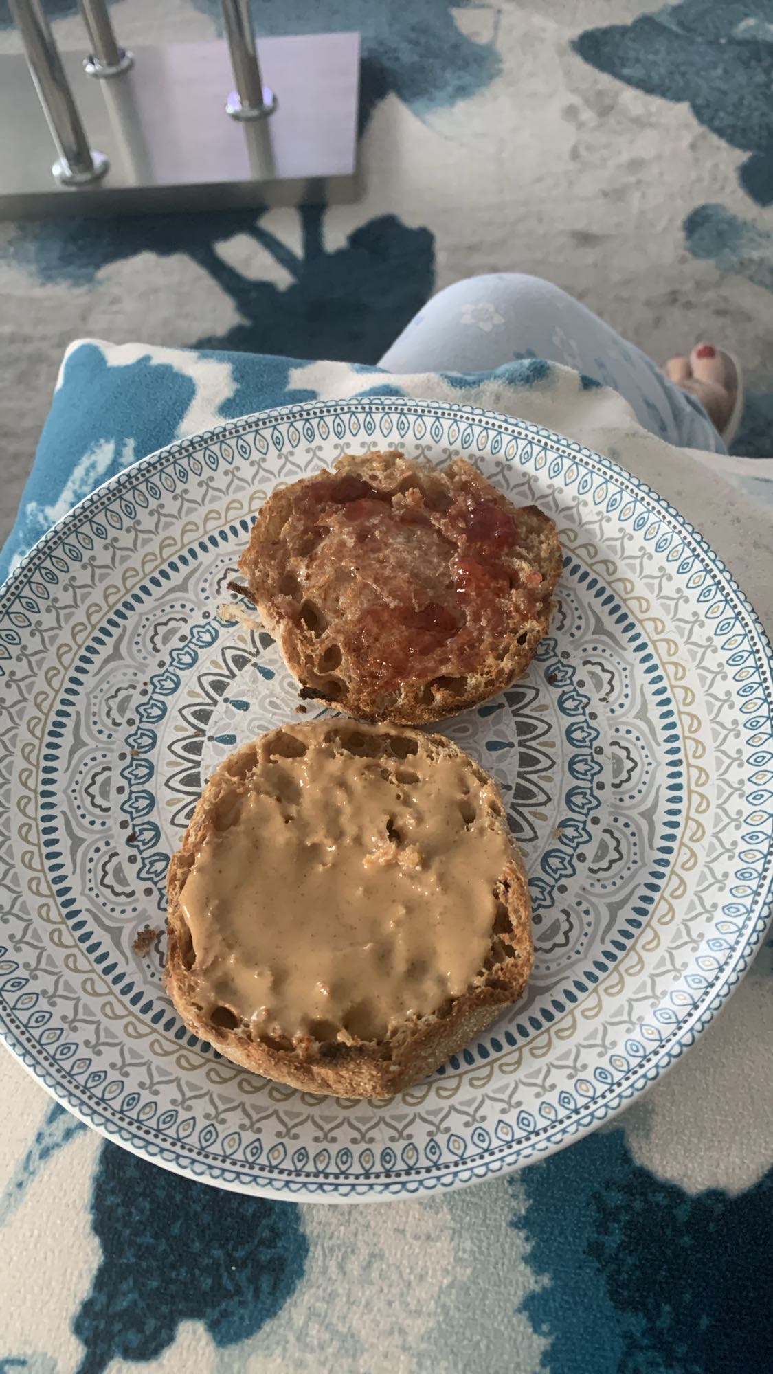 Pain complet beurre cacahuète confiture