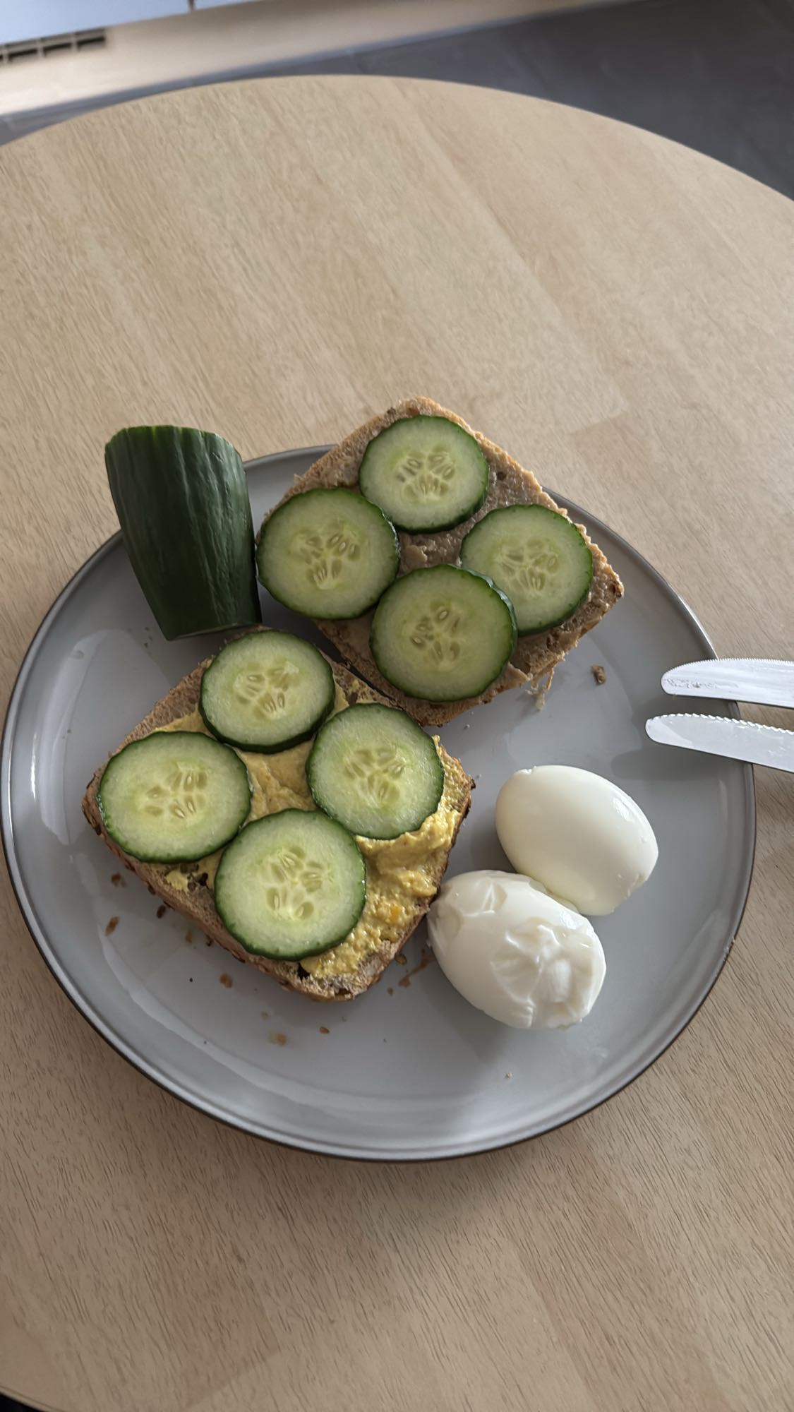 Vollkornbrötchen mit Gemüseaufstrich, Gurke und 2 Eier