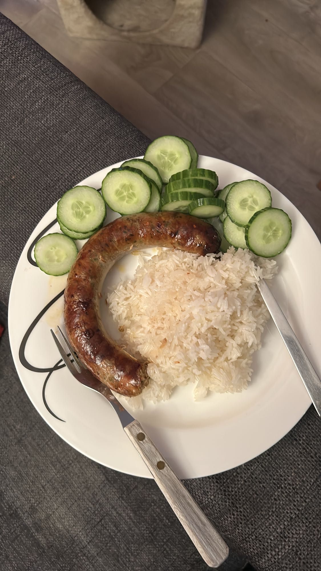 Pølse med ris og agurk