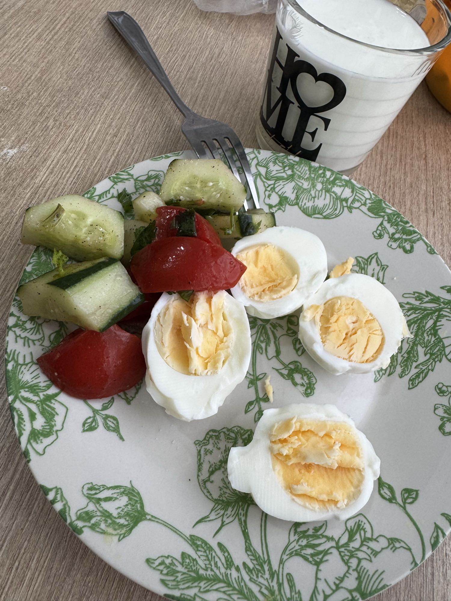 Яйца с овощами и кефиром