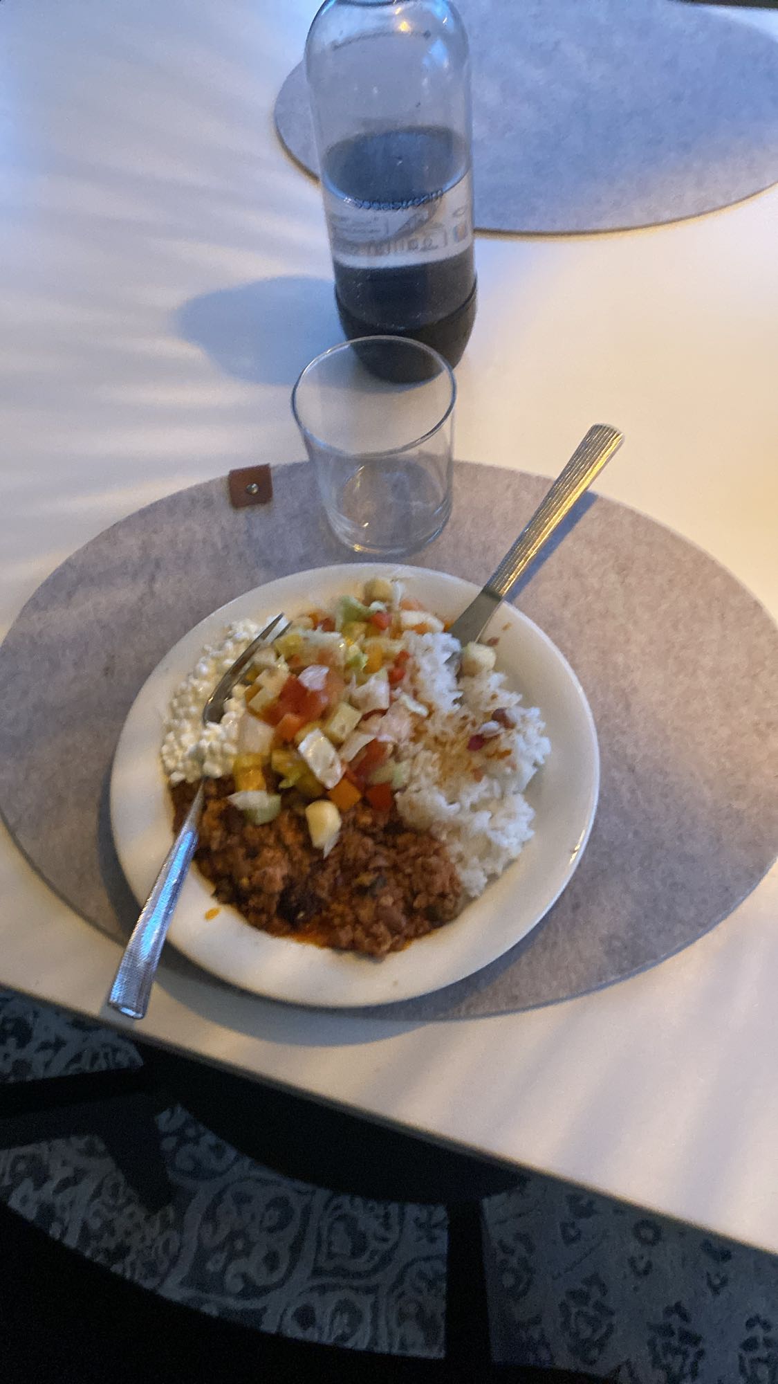 Ris med salciafärs, blandade bönor och sallad