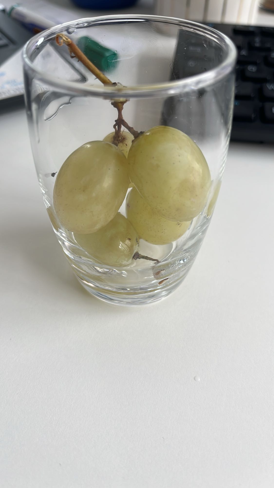 verre de raisins verts