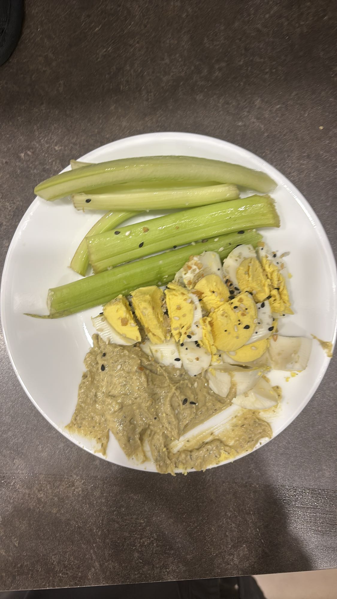 Oeufs, céleri et houmous