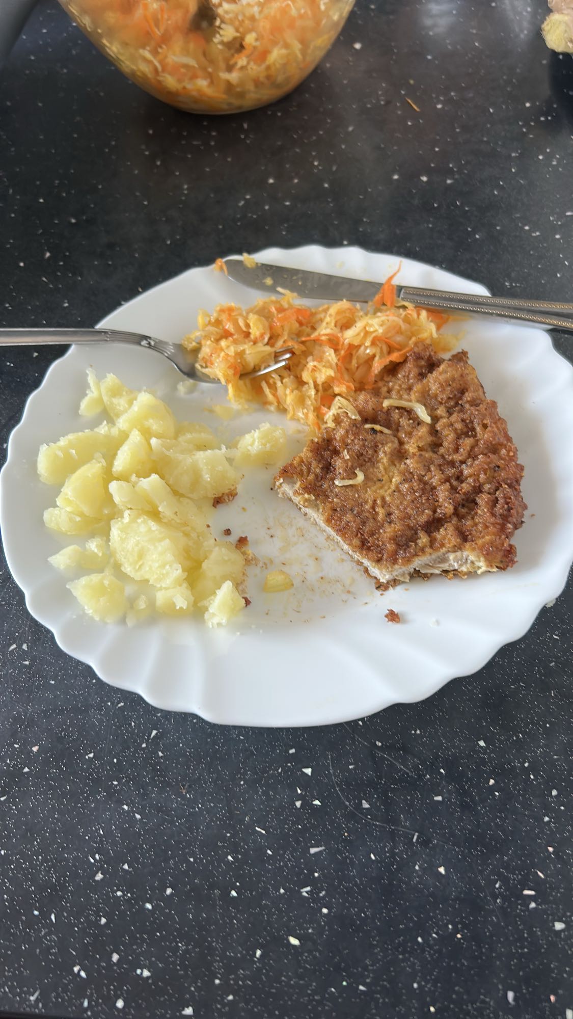 Kotlet schabowy z ziemniakami i surówką