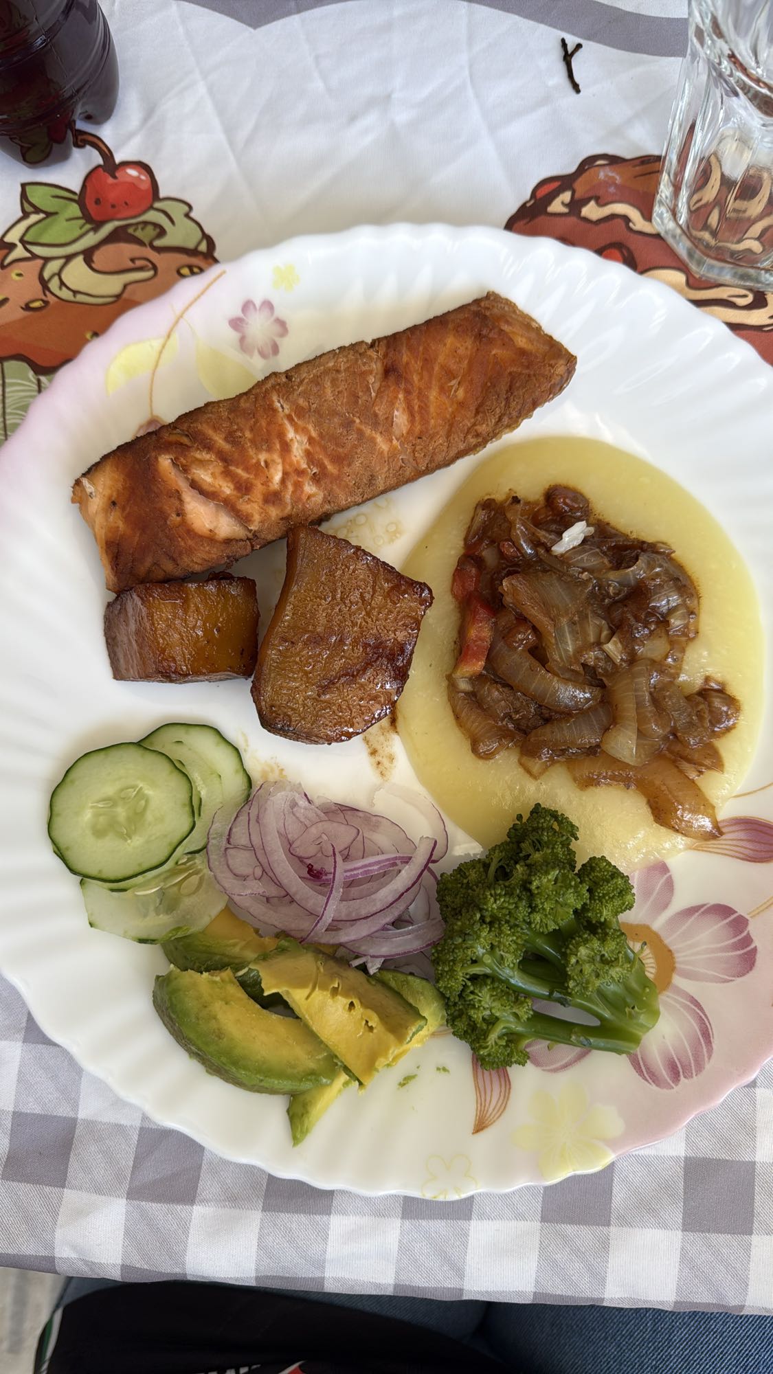 Salmão com legumes e purê