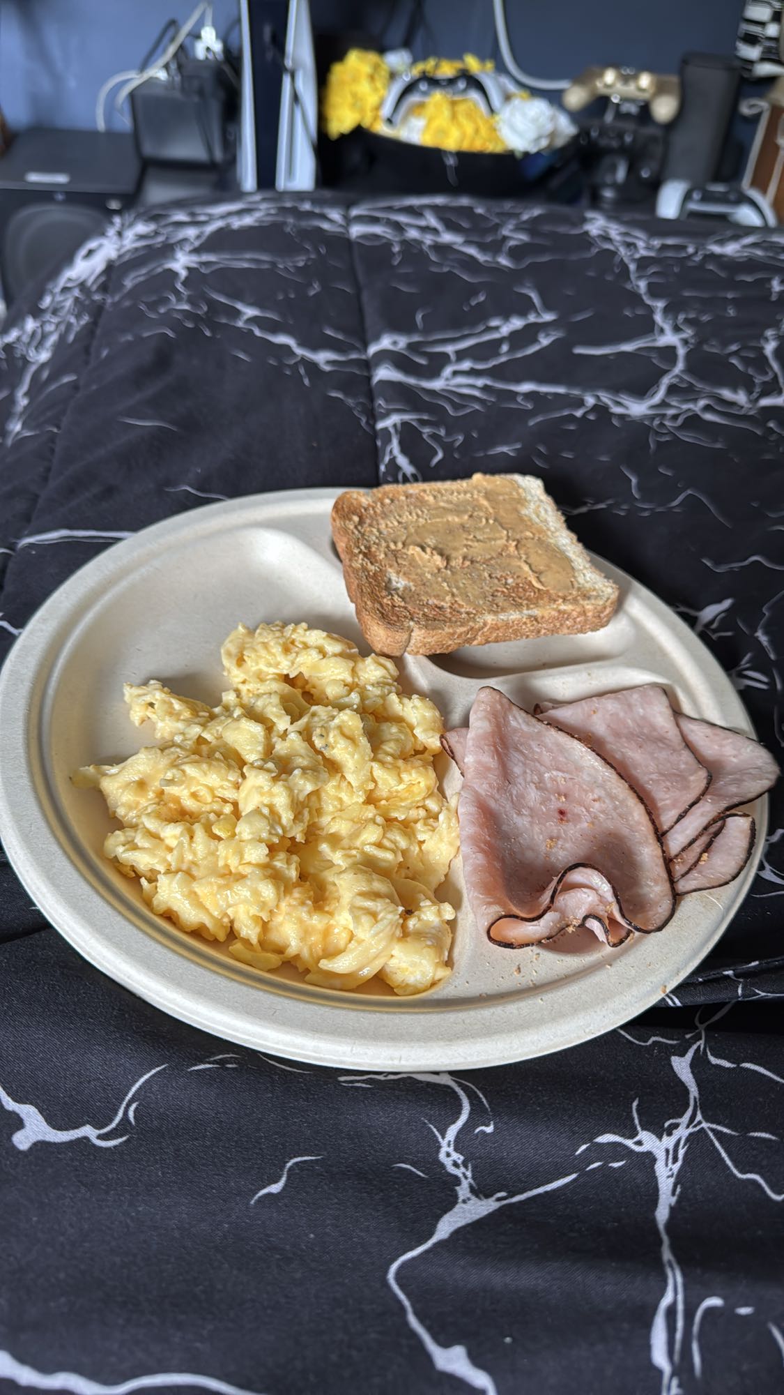 Desayuno con huevo y jamón