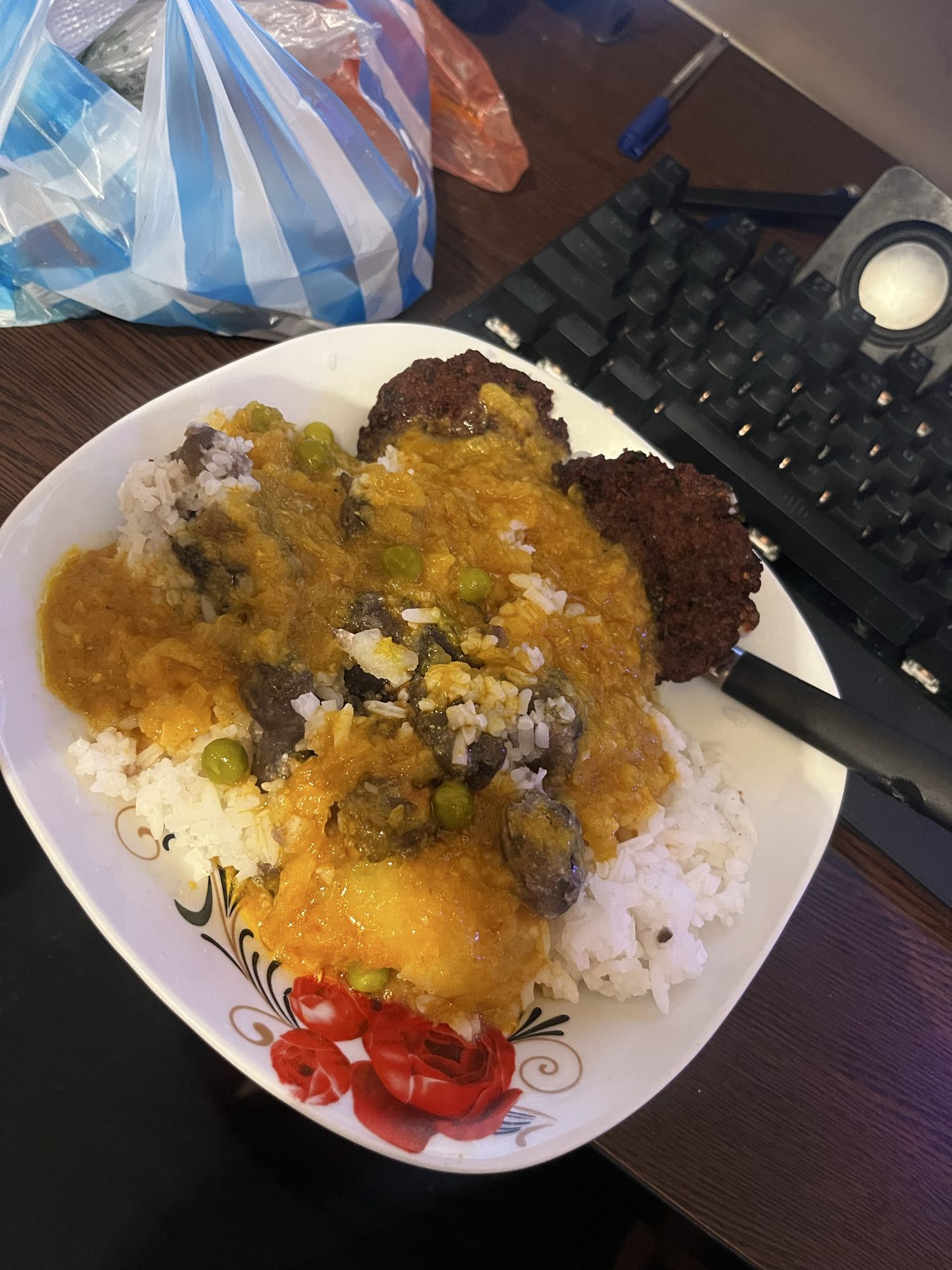 Arroz con salsa y carne