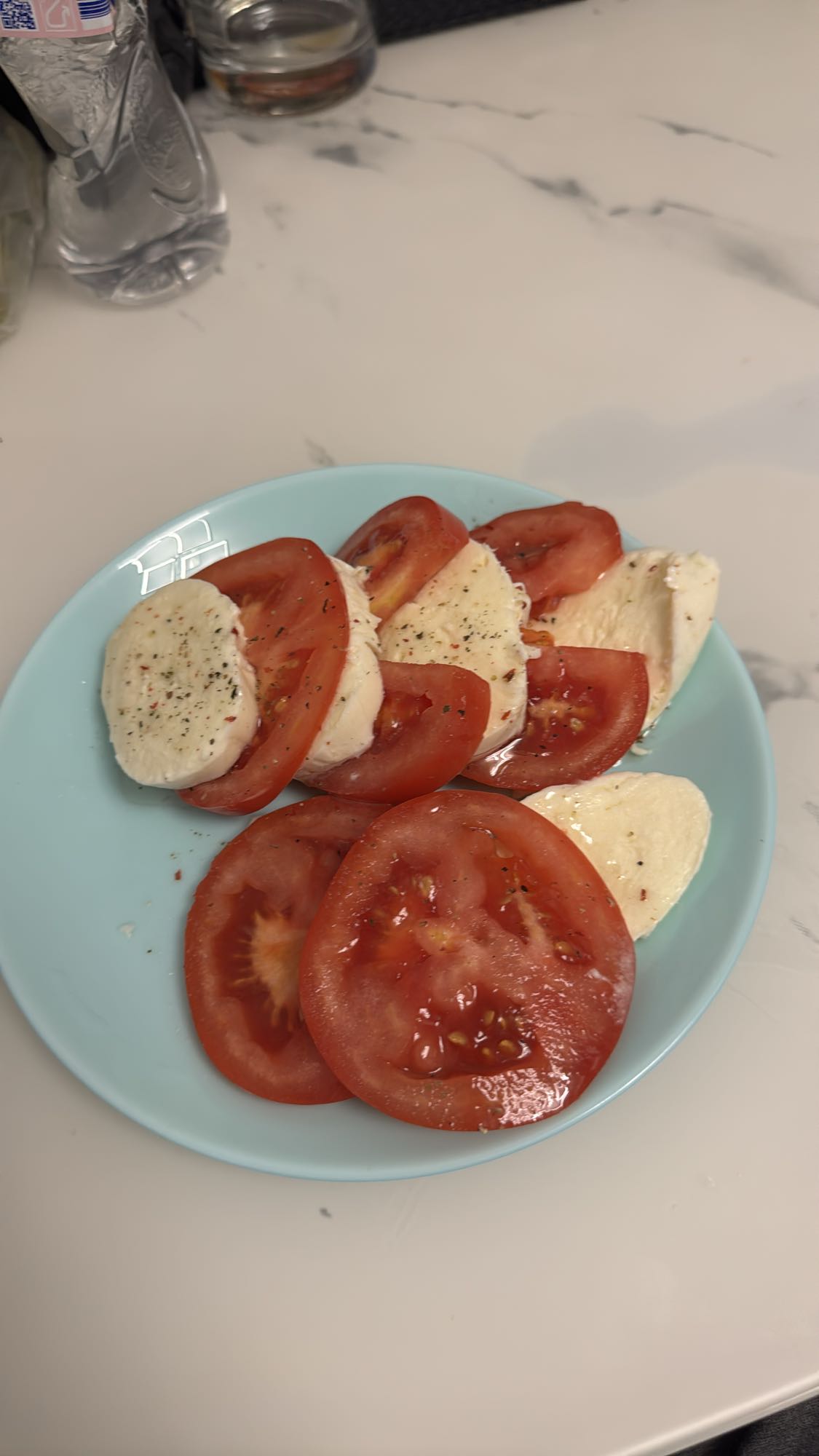 Салат с моцареллой и томатами