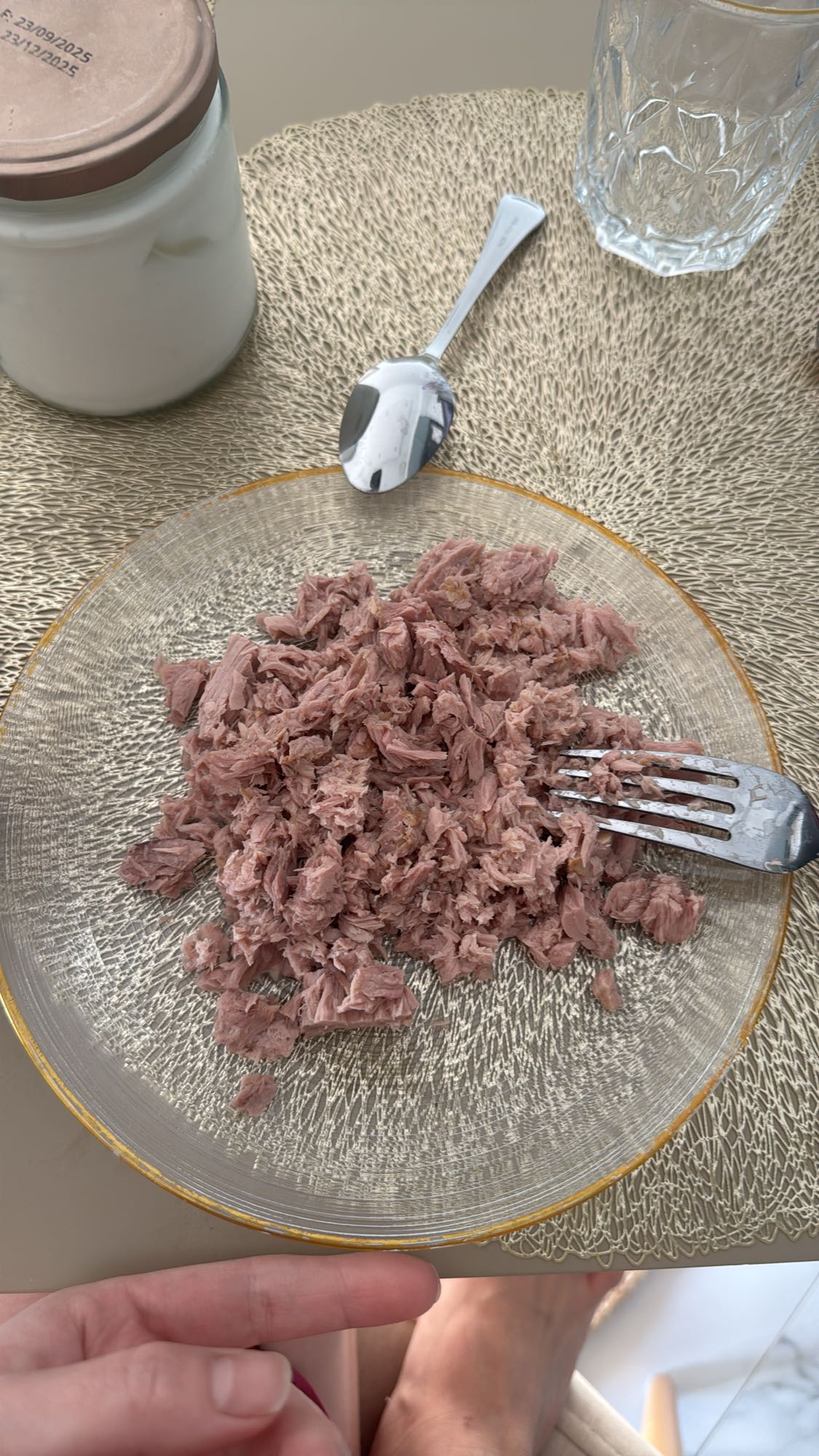 тунец на тарелке