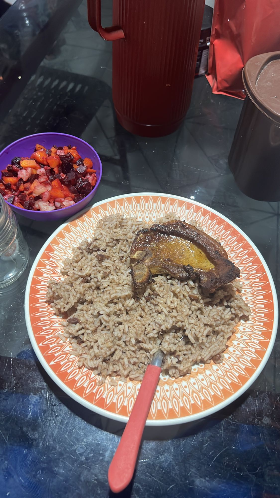 Arroz com carne e salada