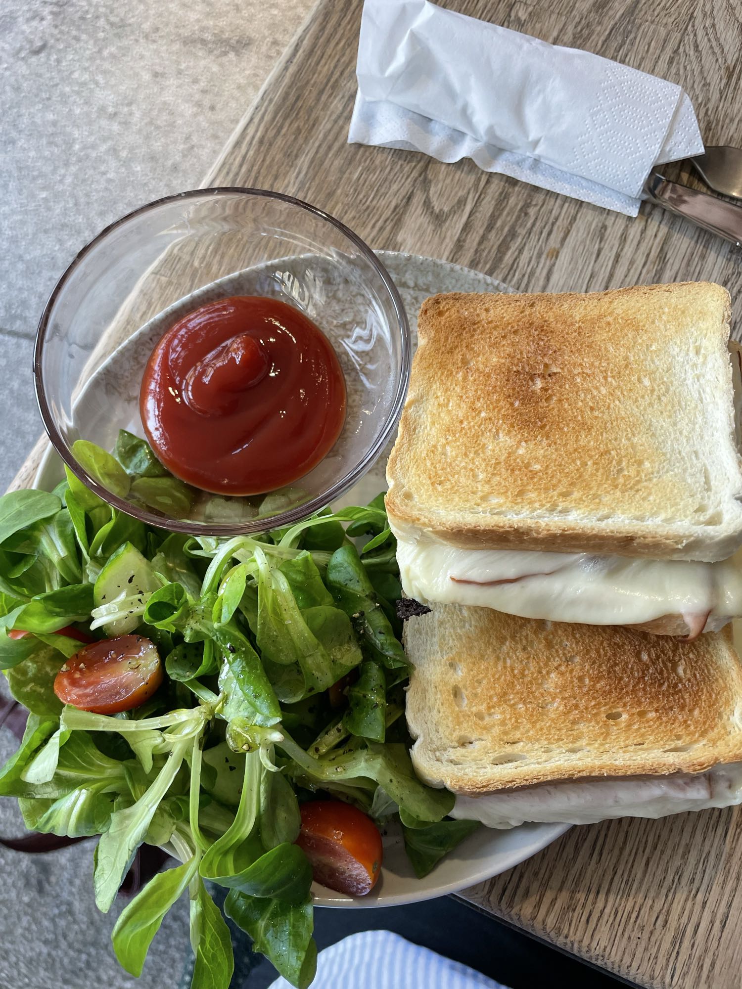 Tost z sałatką i ketchupem