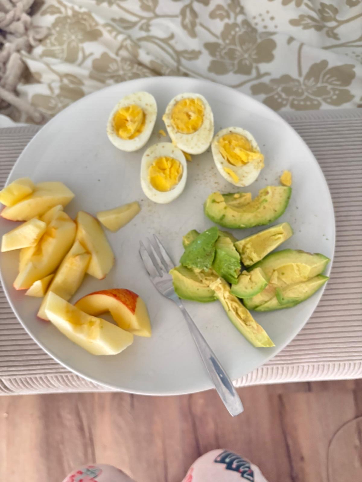 Ägg, avokado och äpple tallrik