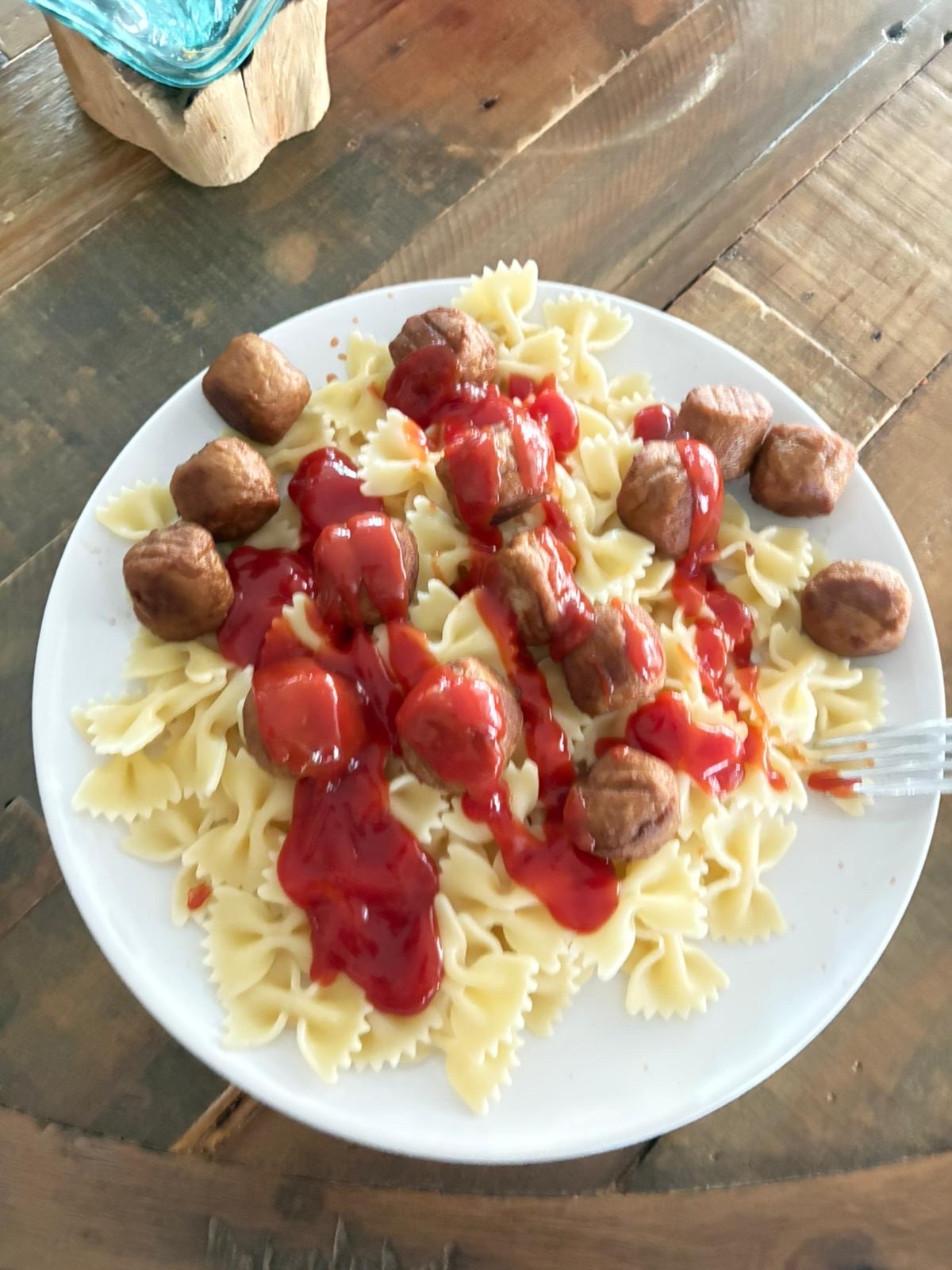 Fjärilspasta med köttbullar