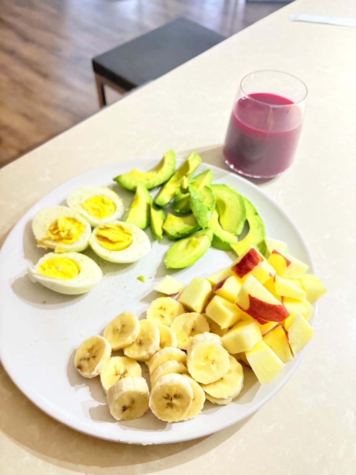 Frukost med frukt och ägg