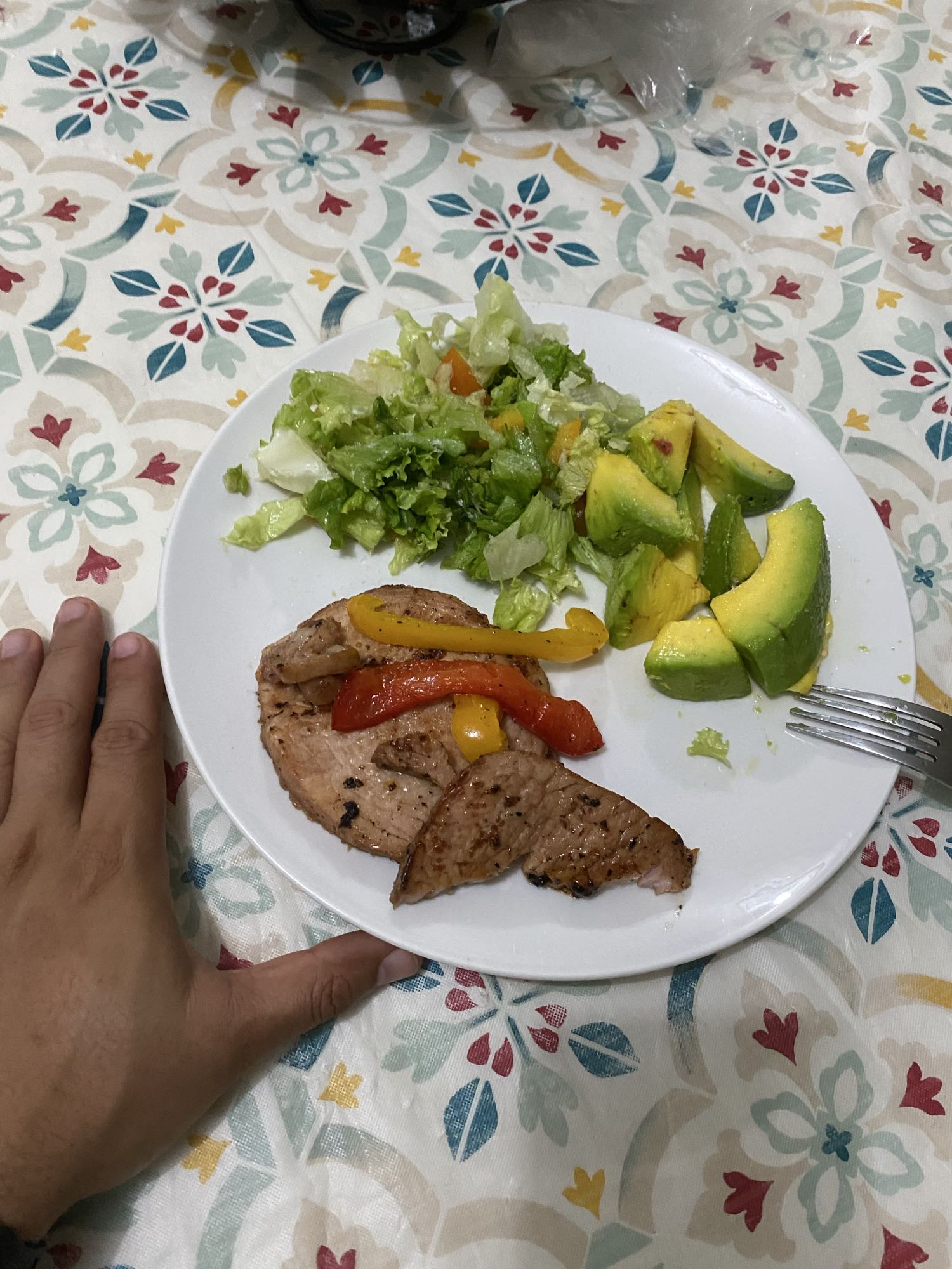Carne con ensalada y aguacate