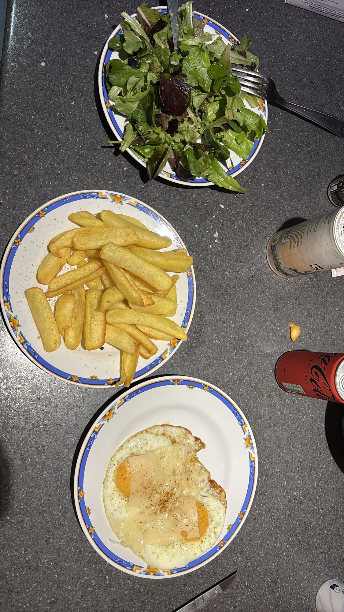 œufs, frites et salade