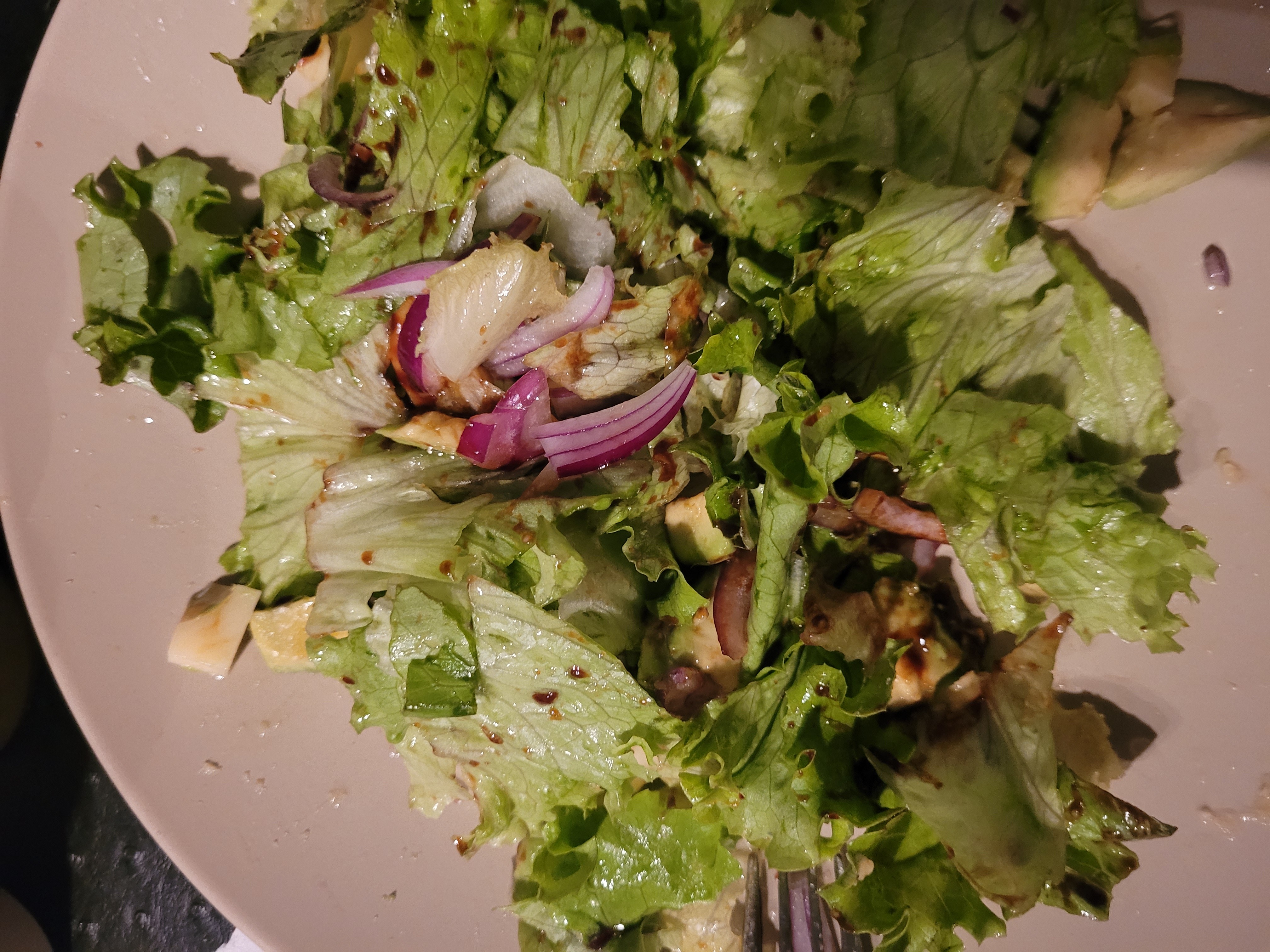 Salade verte avocat oignon