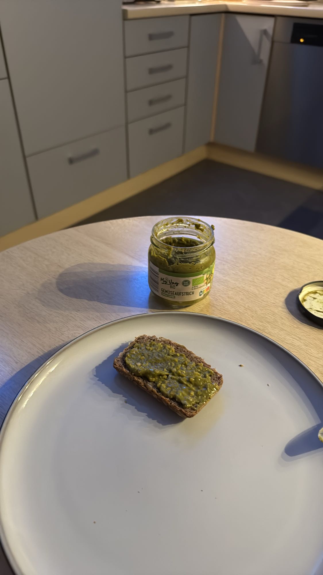 Brot mit Gemüseaufstrich