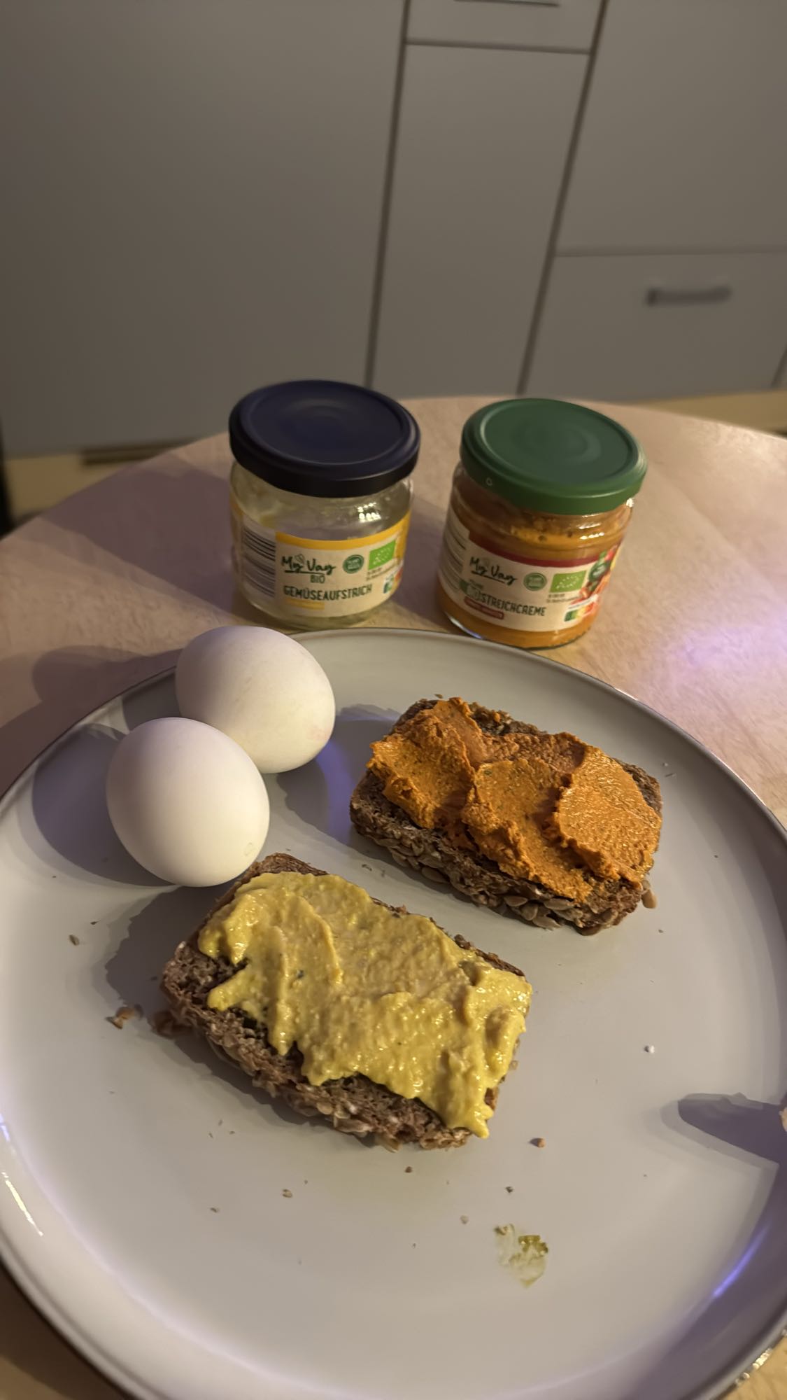 Brot mit Aufstrich & Eier