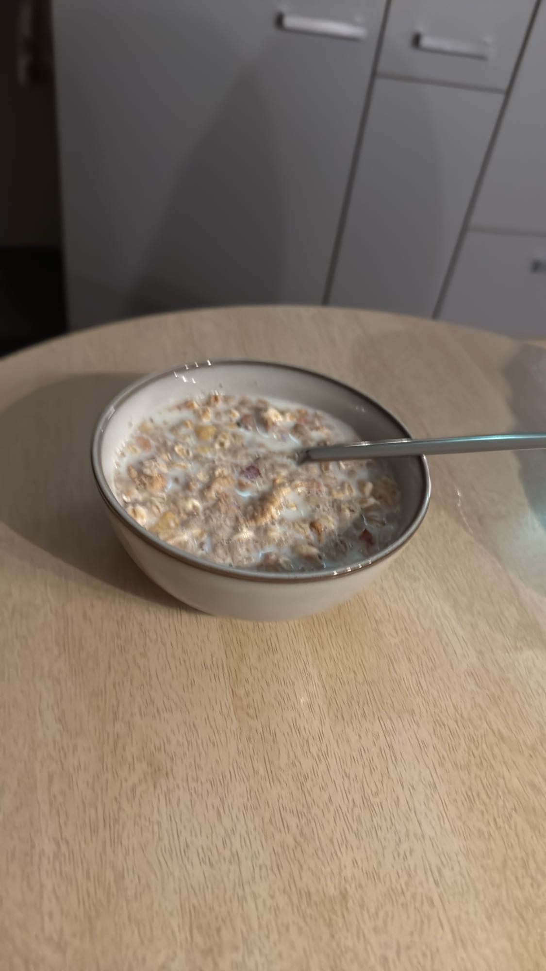 Müsli mit Dinkel Crunchies und fettarme Milch