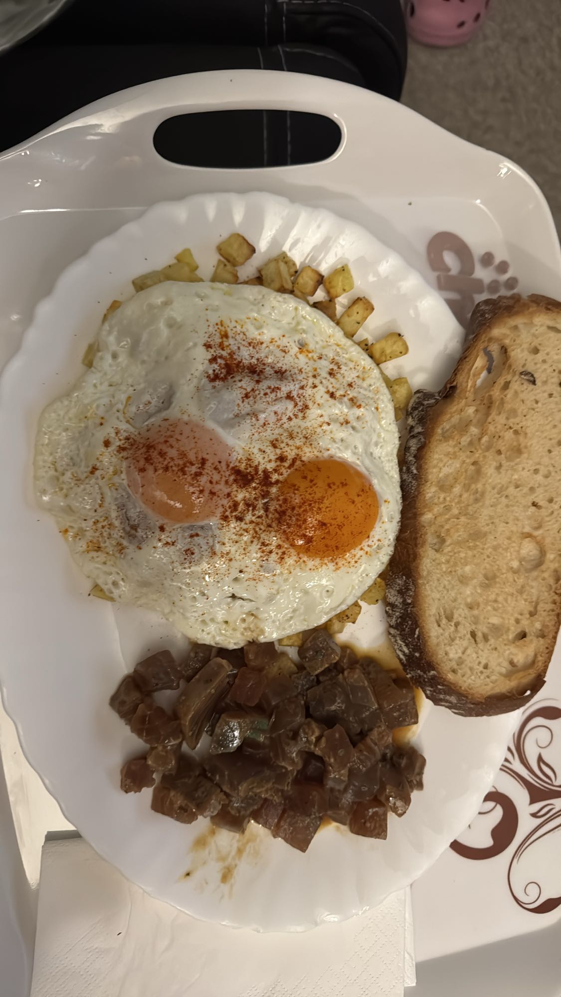 Atún con papas al horno y huevos a la plancha