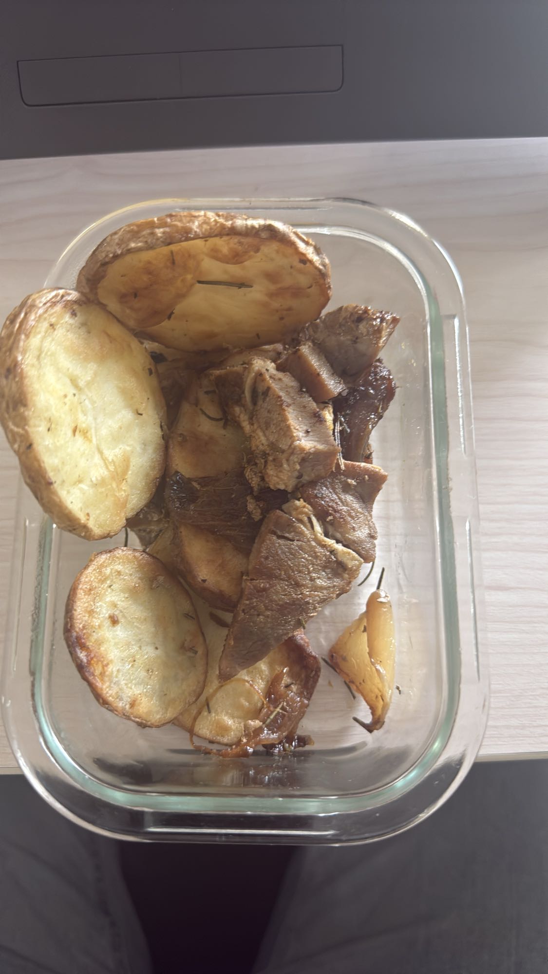 Carne con papas asadas